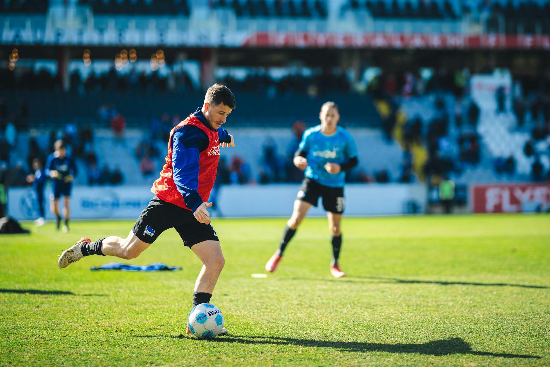 Herthas MIttelfeldboss Diego Demme beim Warmmachen in Elversberg. Wenigstens er zeigte eine solide Leistung in der zweiten Halbzeit.