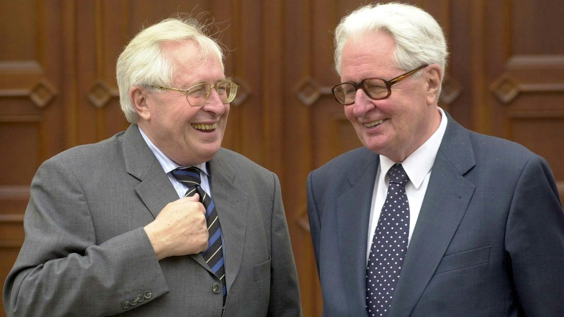 Die Brüder Bernhard Vogel (CDU, links ) und Hans-Jochen Vogel (SPD) im Jahr 2000, als Bernhard Vogel Ministerpräsident in Thüringen war.