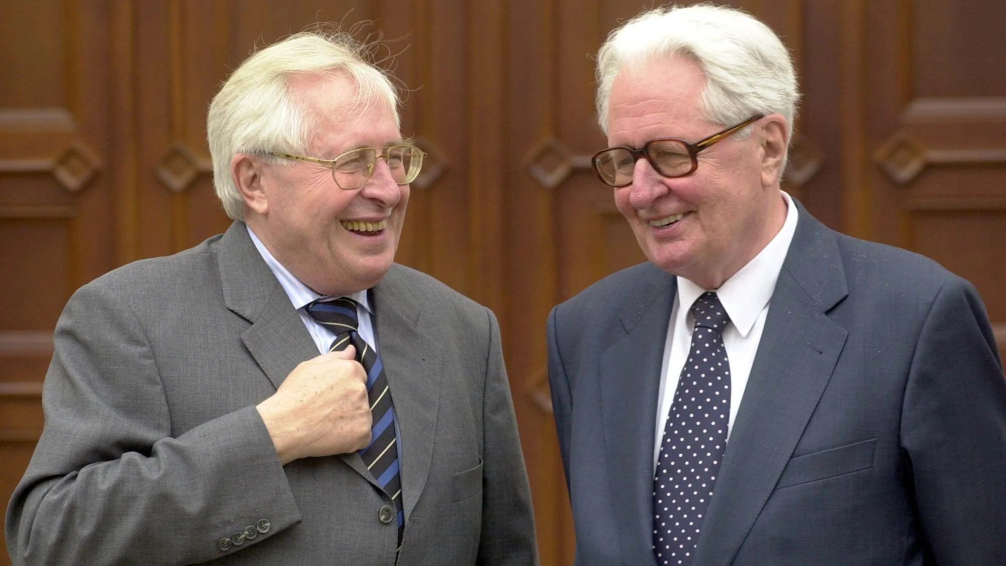 Die Brüder Bernhard Vogel (CDU, links ) und&nbsp;Hans-Jochen Vogel (SPD) im Jahr 2000, als Bernhard Vogel Ministerpräsident in Thüringen war.