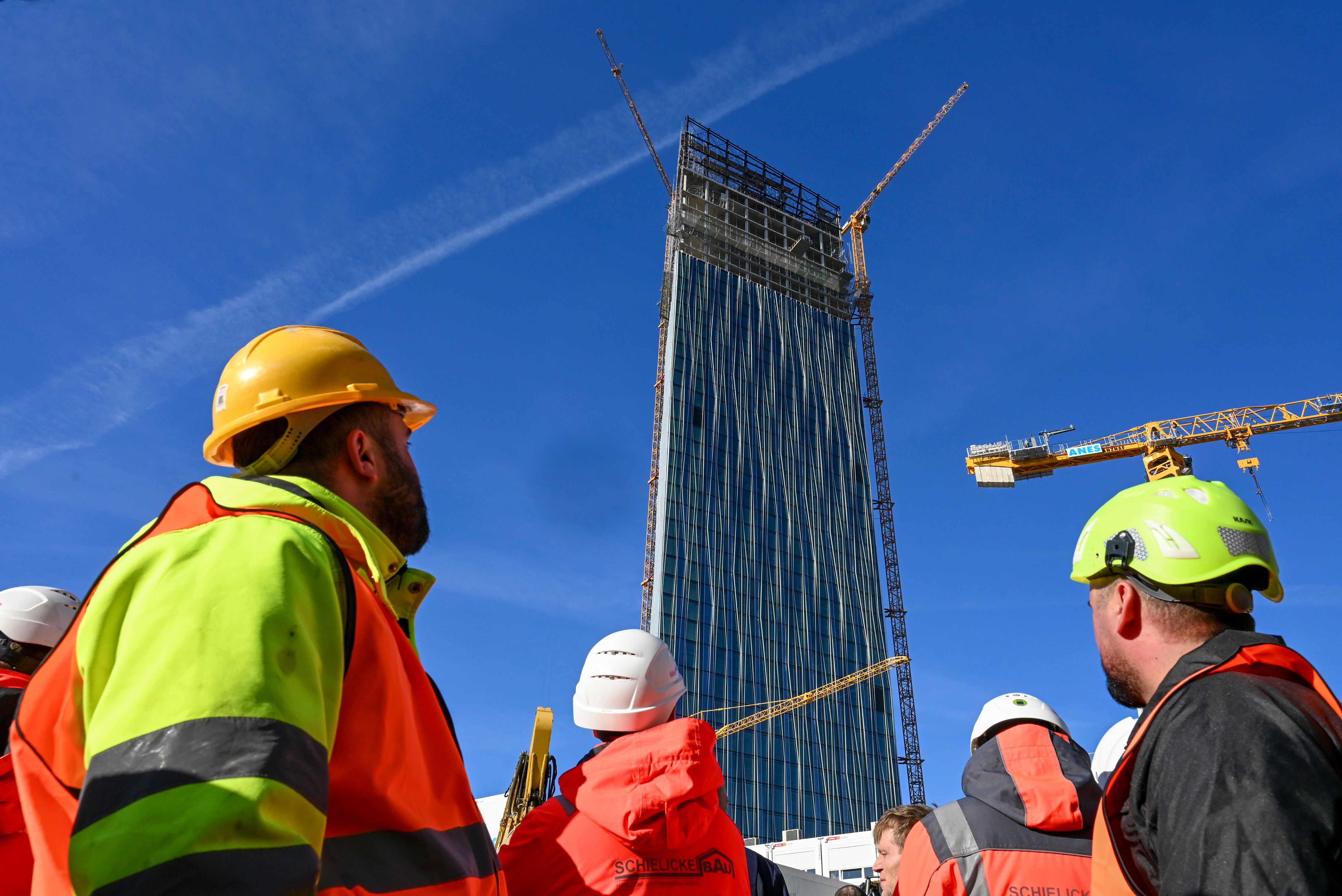 Estrel-Tower: Richtfest für den langen Lulatsch von Neukölln