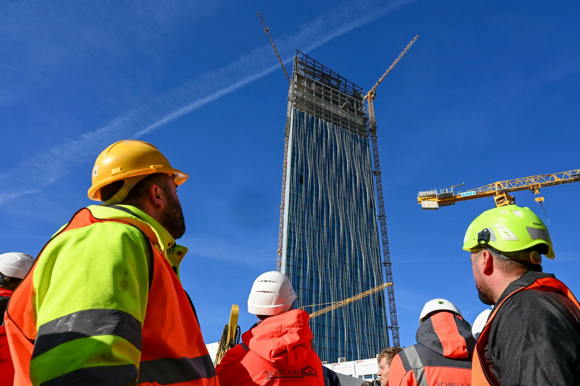 Der Estrel-Tower in Neukölln feierte am Montag Richtfest. Das Hochhaus soll bis 2026 fertig gebaut werden.