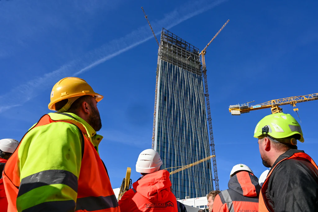 Estrel-Tower: Richtfest für den langen Lulatsch von Neukölln