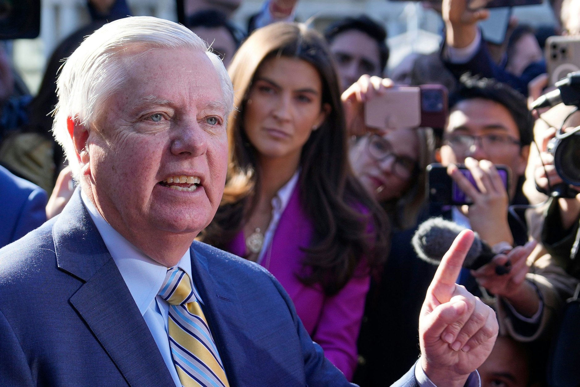 Senator Lindsey Graham spricht nach dem Eklat im Weißen Haus mit Wolodymyr Selenskyj zu Journalisten.
