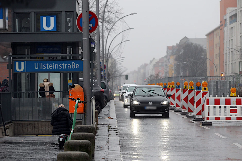 Der Tempelhofer Damm soll saniert werden. Damit es zu keiner Teilsperrung kommt, sollen die Autos über die Mittelinsel fahren.