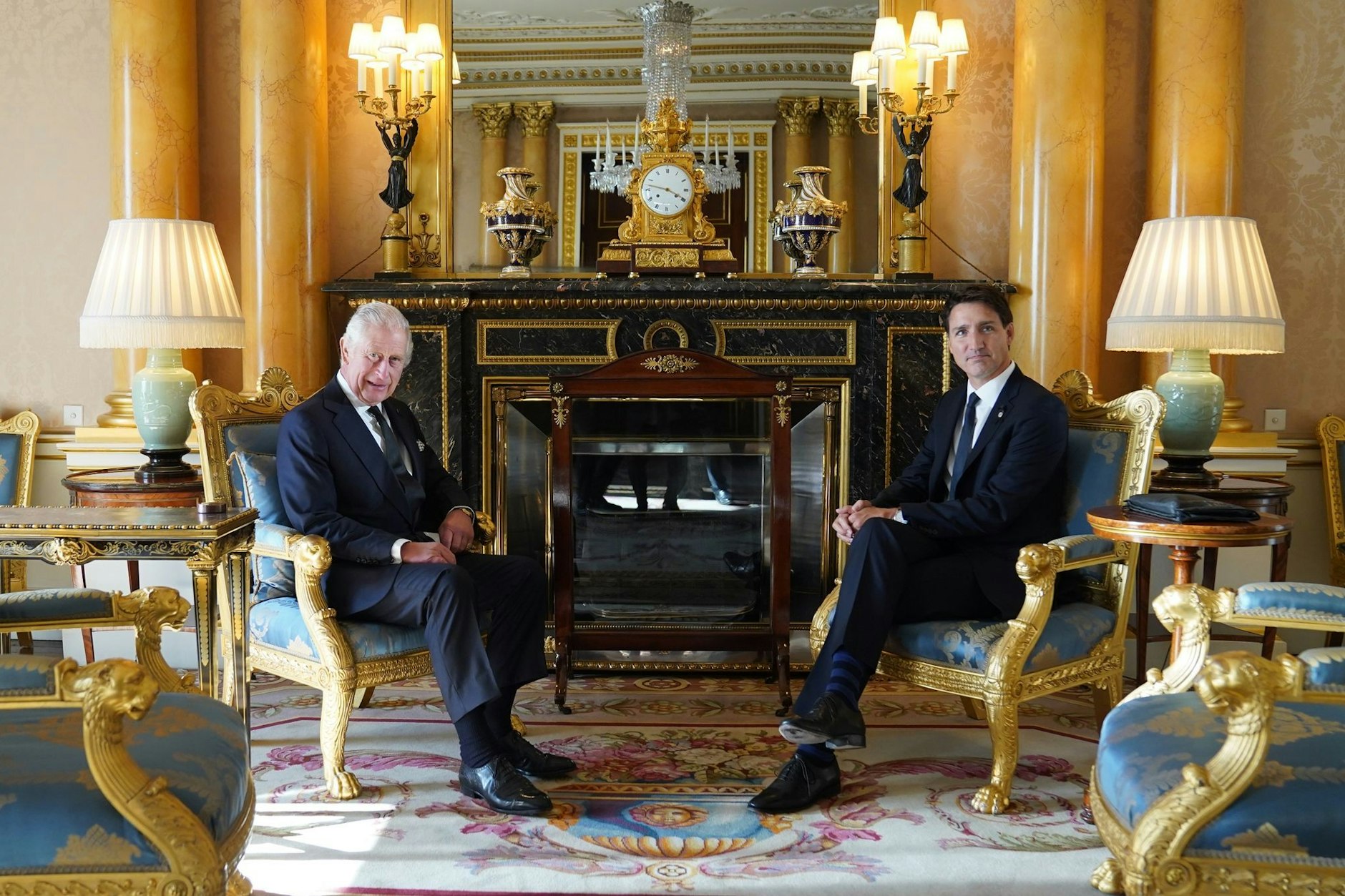 König Charles III. (l.) im Buckingham Palace mit dem kanadischen Premierminister Justin Trudeau