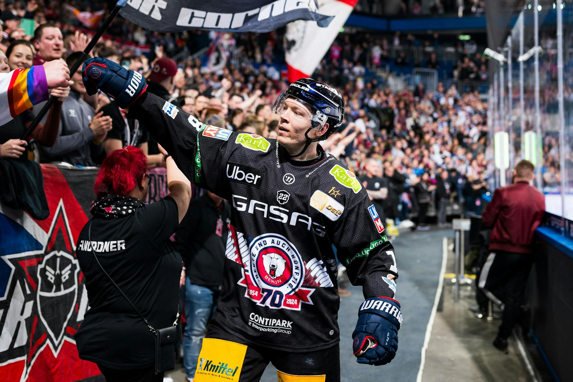 Tolle Idee: Jonas Müller jubelten erst auf dem Eis mit den Fans, gingen dann auf der anderen Seite des Plexiglases hautnah auf Tuchfühlung.