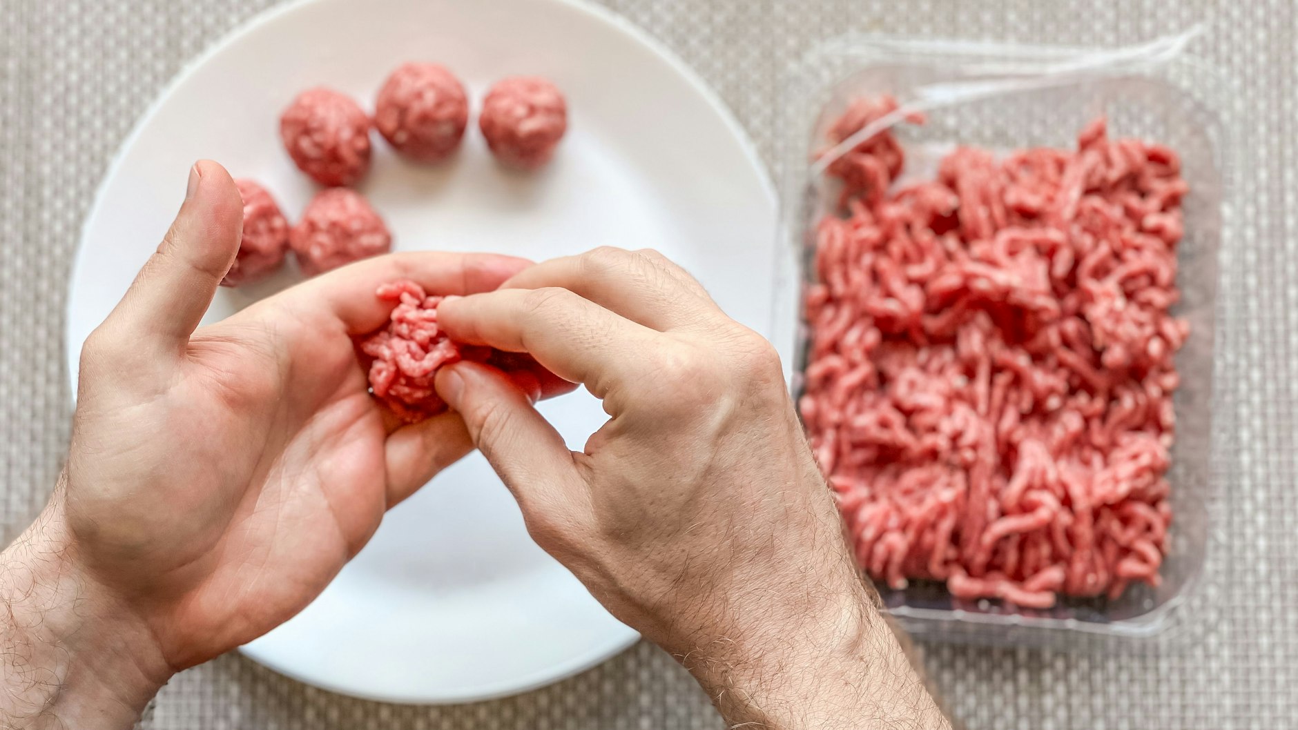 Zum Gulaschfleisch kommen noch Hackfleischbällchen in den Pfundstopf.