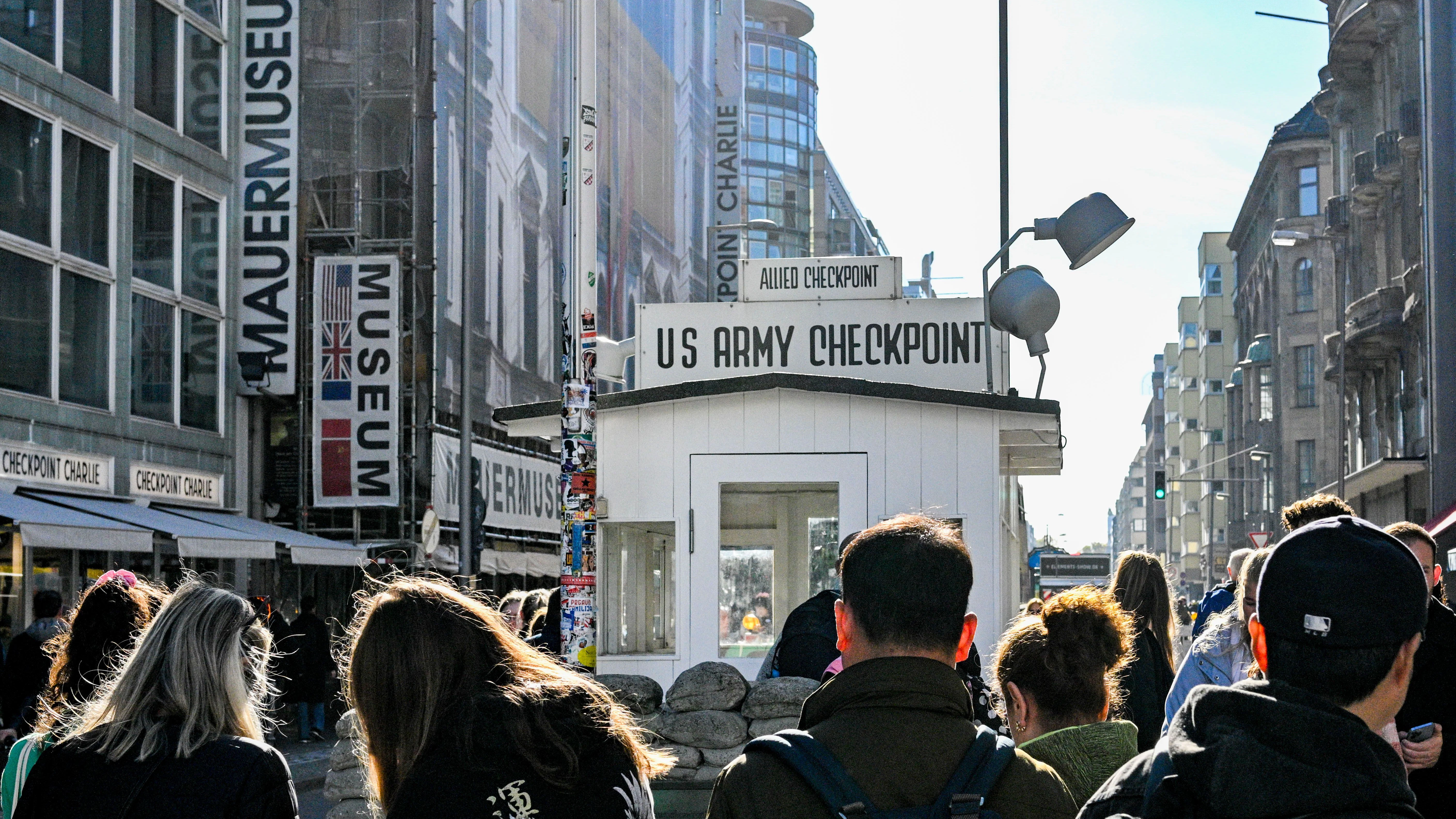 Touristen sind am Kontrollhaus am Checkpoint Charlie vor dem Mauermuseum – Museum Haus am Checkpoint Charlie zu sehen.