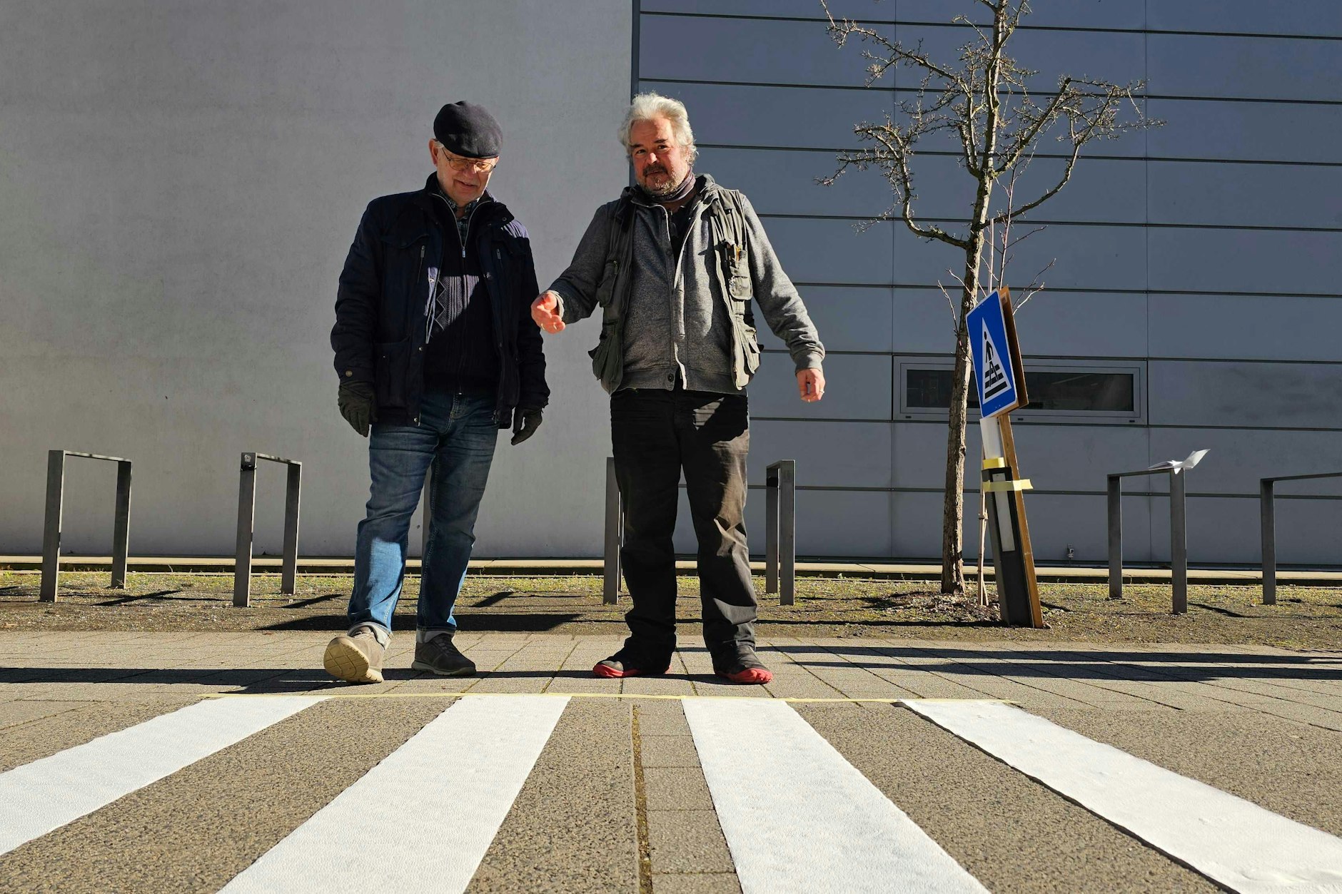 Der Erfurter Ortsteilbürgermeister Robert Bednarsky und der Dozent der Fachhochschule Erfurt Stefan Peter Andres sprechen über die Vorteile eines Zebrastreifens mit um 90 Grad gedrehten Streifen.