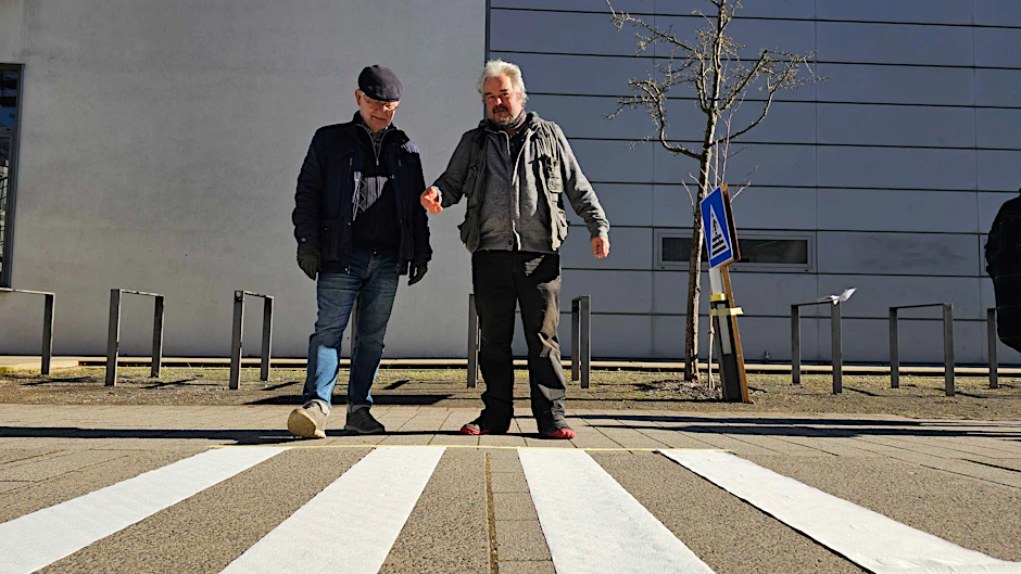 Der Erfurter Ortsteilbürgermeister Robert Bednarsky und der Dozent der Fachhochschule Erfurt Stefan Peter Andres sprechen über die Vorteile eines Zebrastreifens mit um 90 Grad gedrehten Streifen.