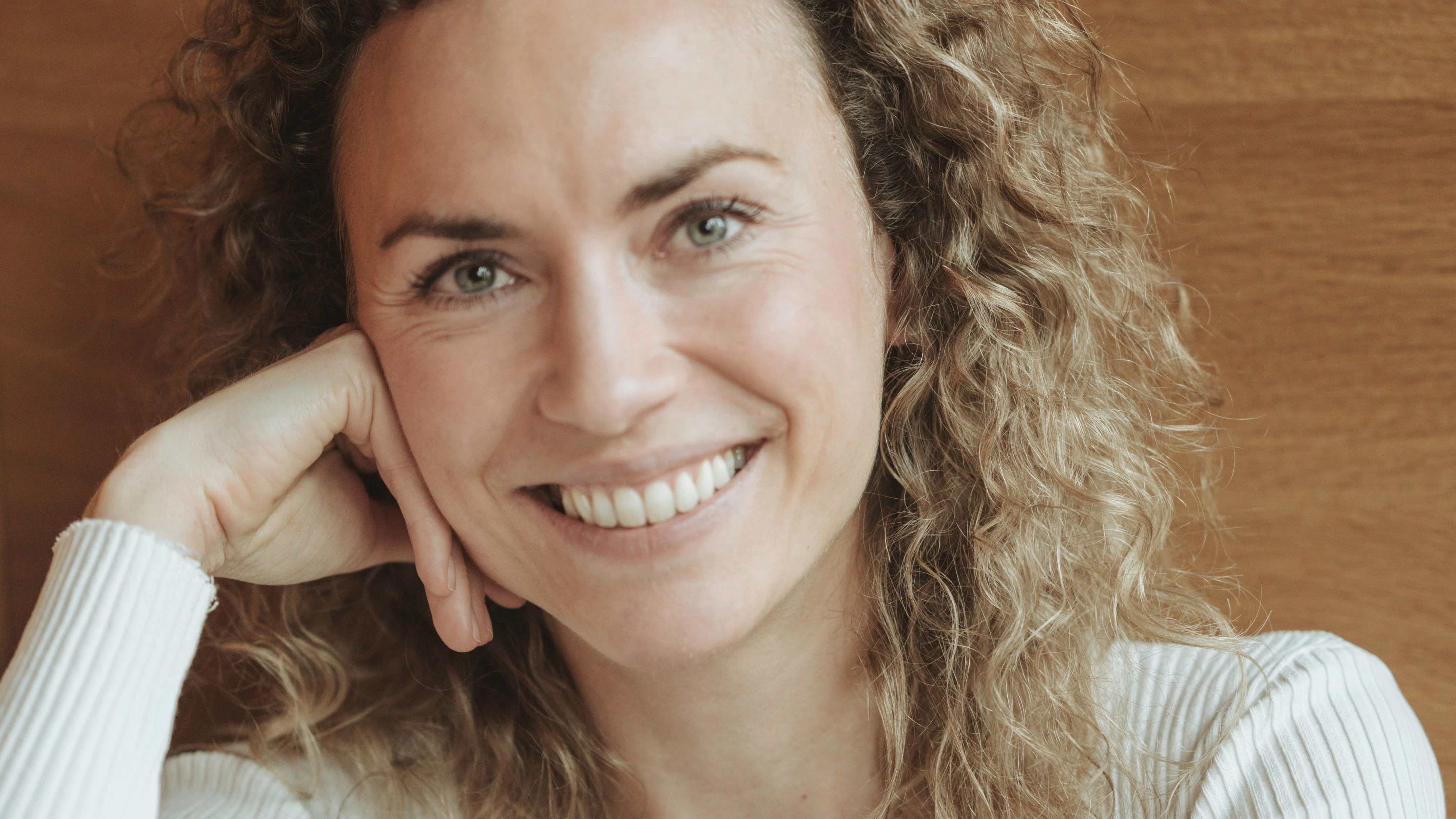 Psychologin Nora Blum hat das Experiment gemacht: Einen Tag lang jeden anlächeln. Sie bekam jede Menge gute Laune zurück.