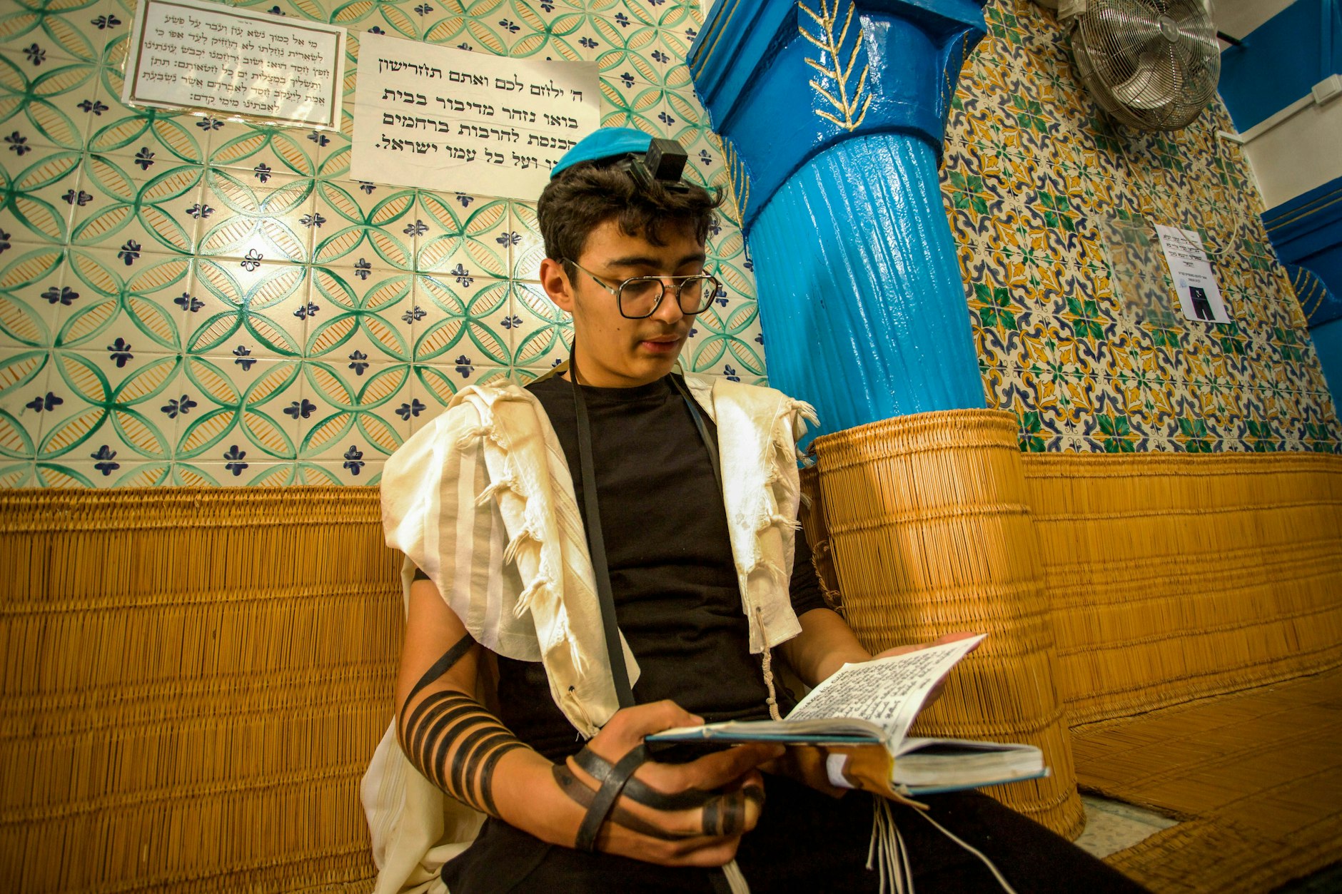 Ein tunesischer Jude betet in der Ghriba-Synagoge auf der Insel Djerba während der jährlichen jüdischen Pilgerfahrt.