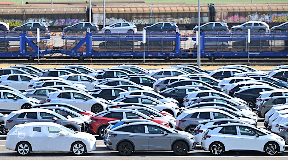 Elektroautos der verschiedenen Konzernmarken parken auf einem Platz im VW-Werk in Zwickau (Symbolbild).