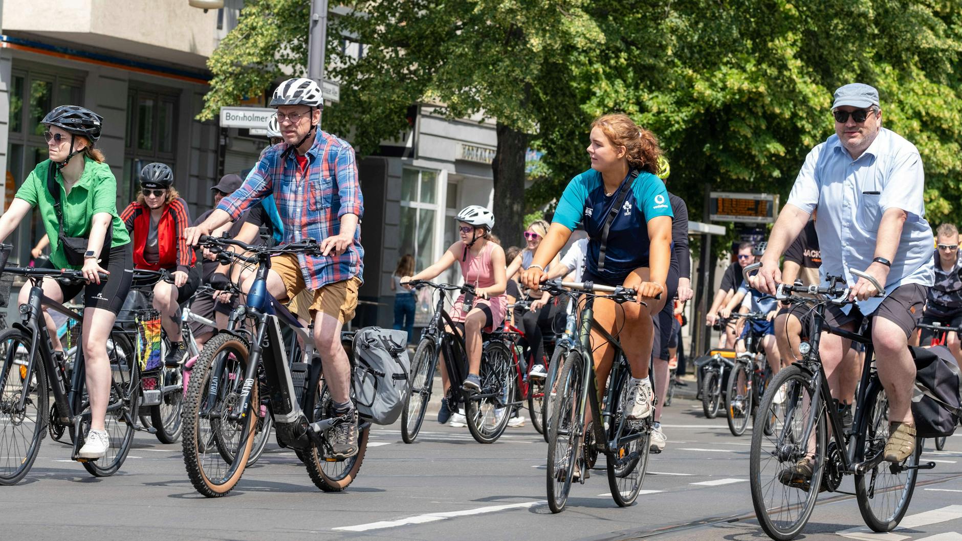 In Berlin gibt es regelmäßig Fahrraddemos - auch am Mittwoch setzt sich wieder ein großer Korso im Osten der Stadt in Bewegung.
