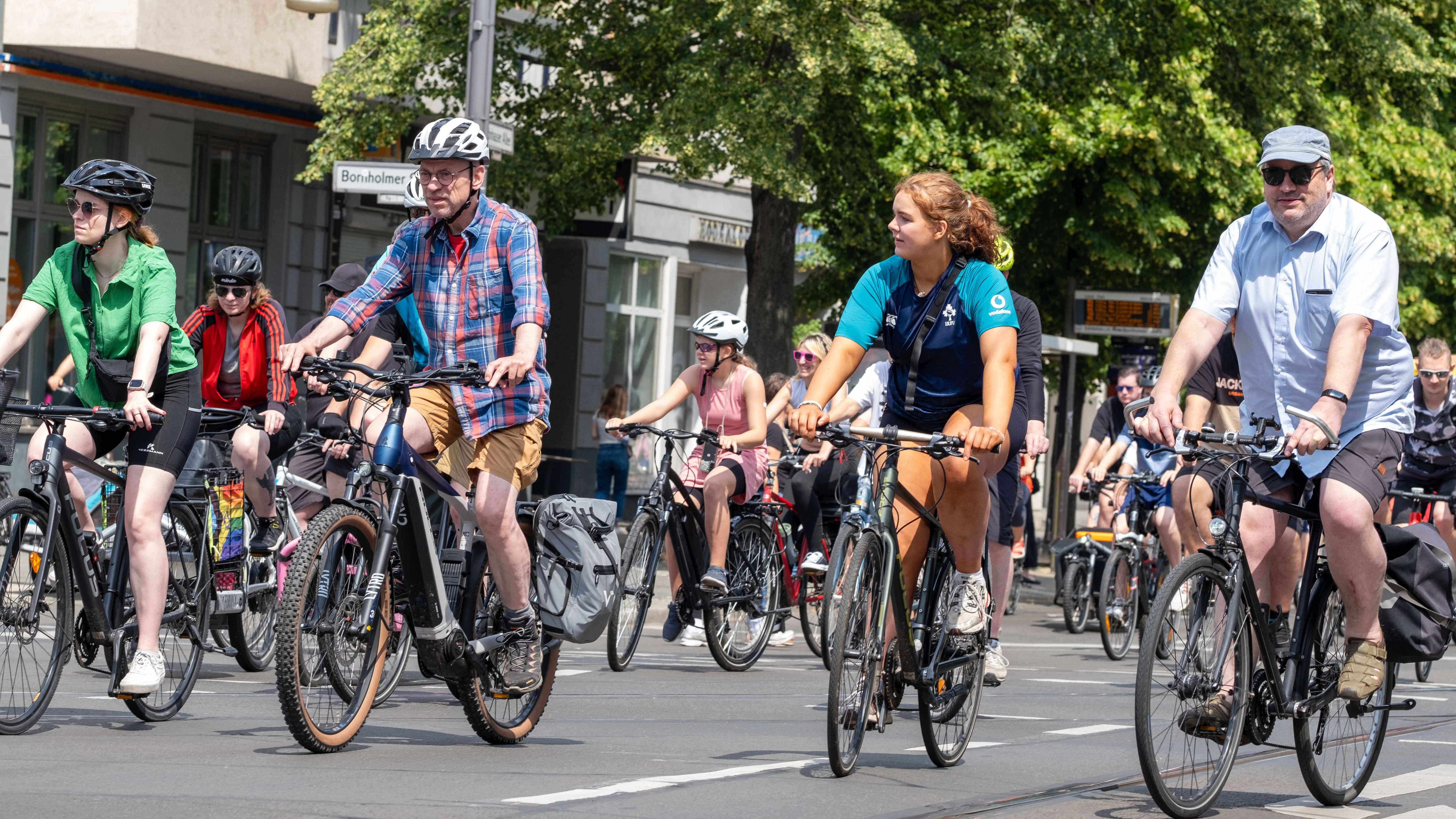 In Berlin gibt es regelmäßig Fahrraddemos - auch am Mittwoch setzt sich wieder ein großer Korso im Osten der Stadt in Bewegung.