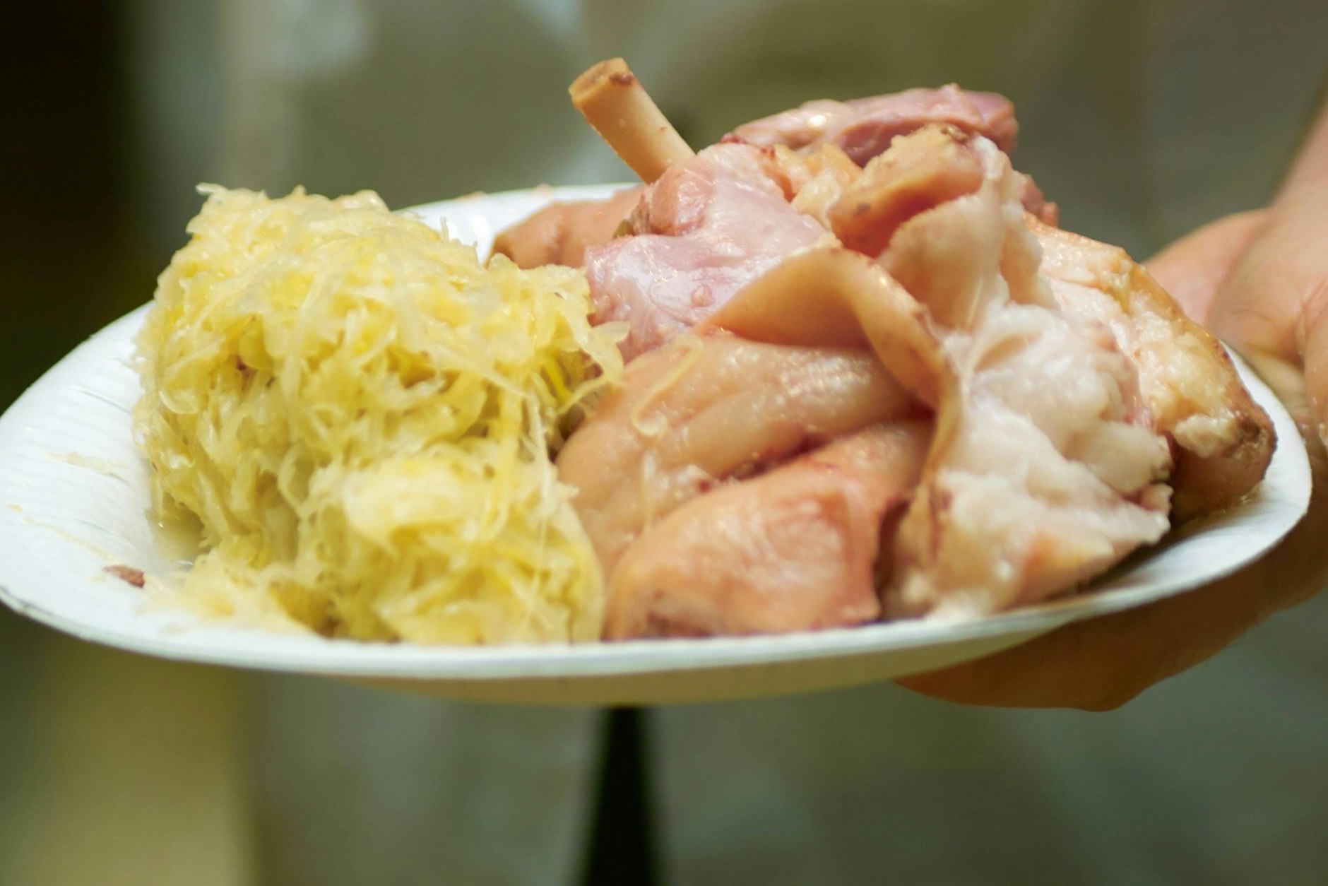 Bötel ist ein anderer Name für Eisbein, während Lehm für das Erbsenpüree oder Erbsbrei steht und Stroh fürs Sauerkraut.