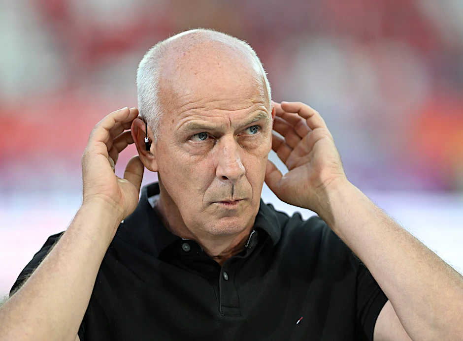 Wartet vielleicht schon auf den Shitstorm aus Köpenick: Mario Basler lacht über den 1. FC Union und kritisiert die Rückkehr von Steffen Baumgart.