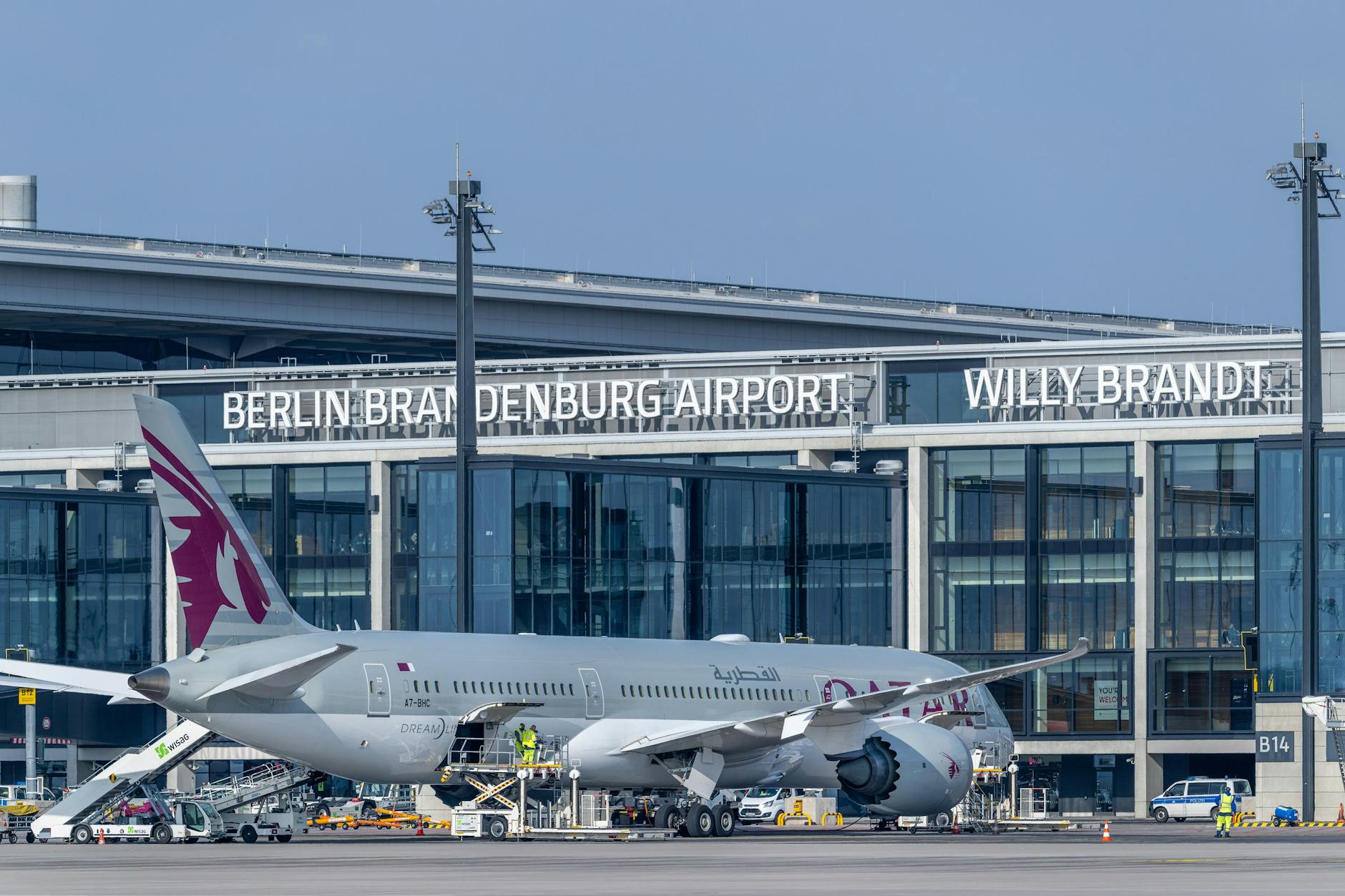 Startklar für den Flug nach Doha auf der Arabischen Halbinsel: Eine Maschine von Qatar Airways am BER. Die Fluggesellschaft will ab Juli 2025 dreimal täglich von Berlin nach Katar fliegen.