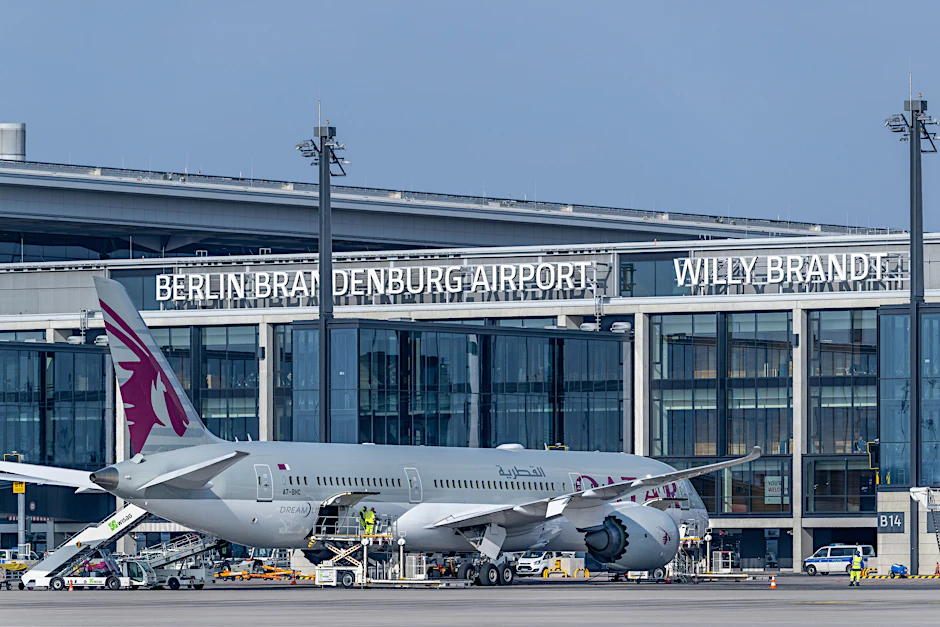 Startklar für den Flug nach Doha auf der Arabischen Halbinsel: Eine Maschine von Qatar Airways am BER. Die Fluggesellschaft will ab Juli 2025 dreimal täglich von Berlin nach Katar fliegen.
