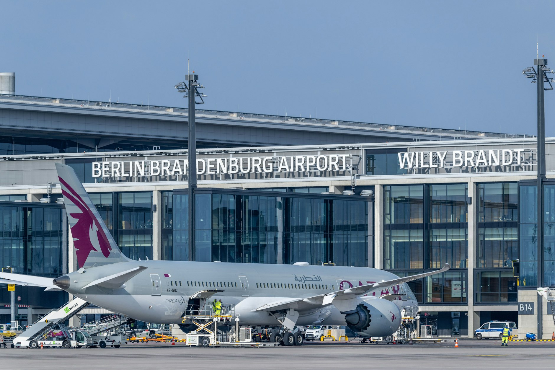 Startklar für den Flug nach Doha auf der Arabischen Halbinsel: Eine Maschine von Qatar Airways am BER. Die Fluggesellschaft will ab Juli 2025 dreimal täglich von Berlin nach Katar fliegen.