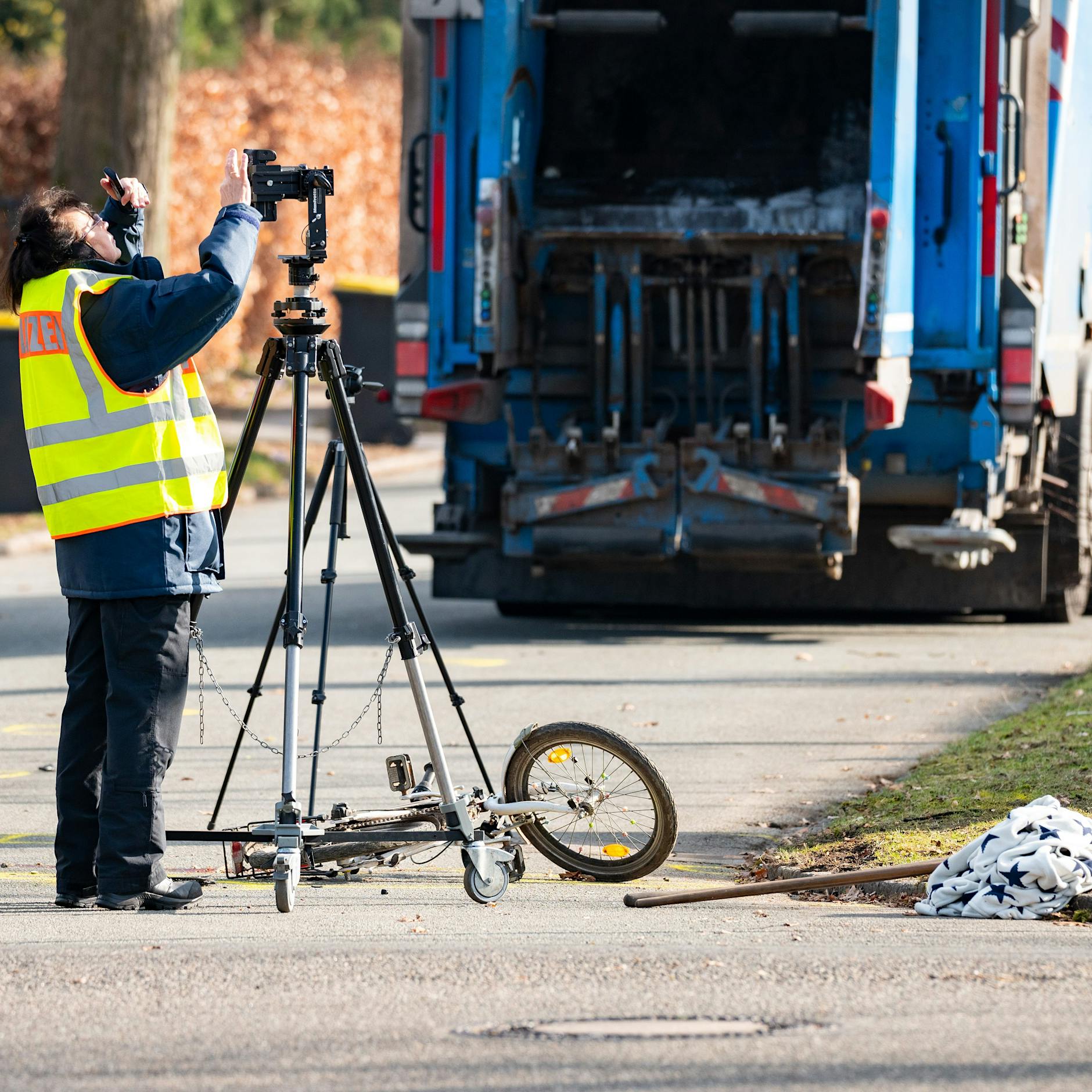 Todes-Unfall in Hamburg: Müllwagen überrollt 7-jähriges Kind
