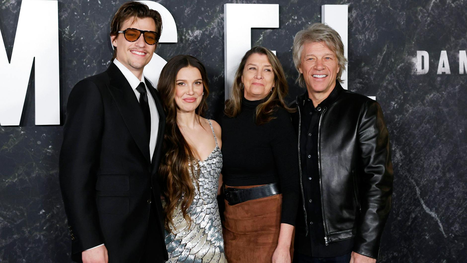 Millie Bobby Brown mit ihrem Mann Jake Bongiovi und ihren Schwiegereltern Dorothea Hurley und Jon Bon Jovi im März 2024.