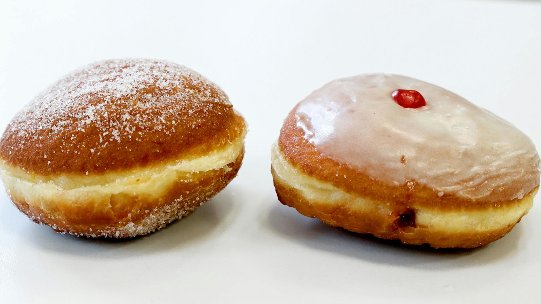 Pfannkuchen gibt es entweder in Zucker gewälzt oder mit Zuckerguss.