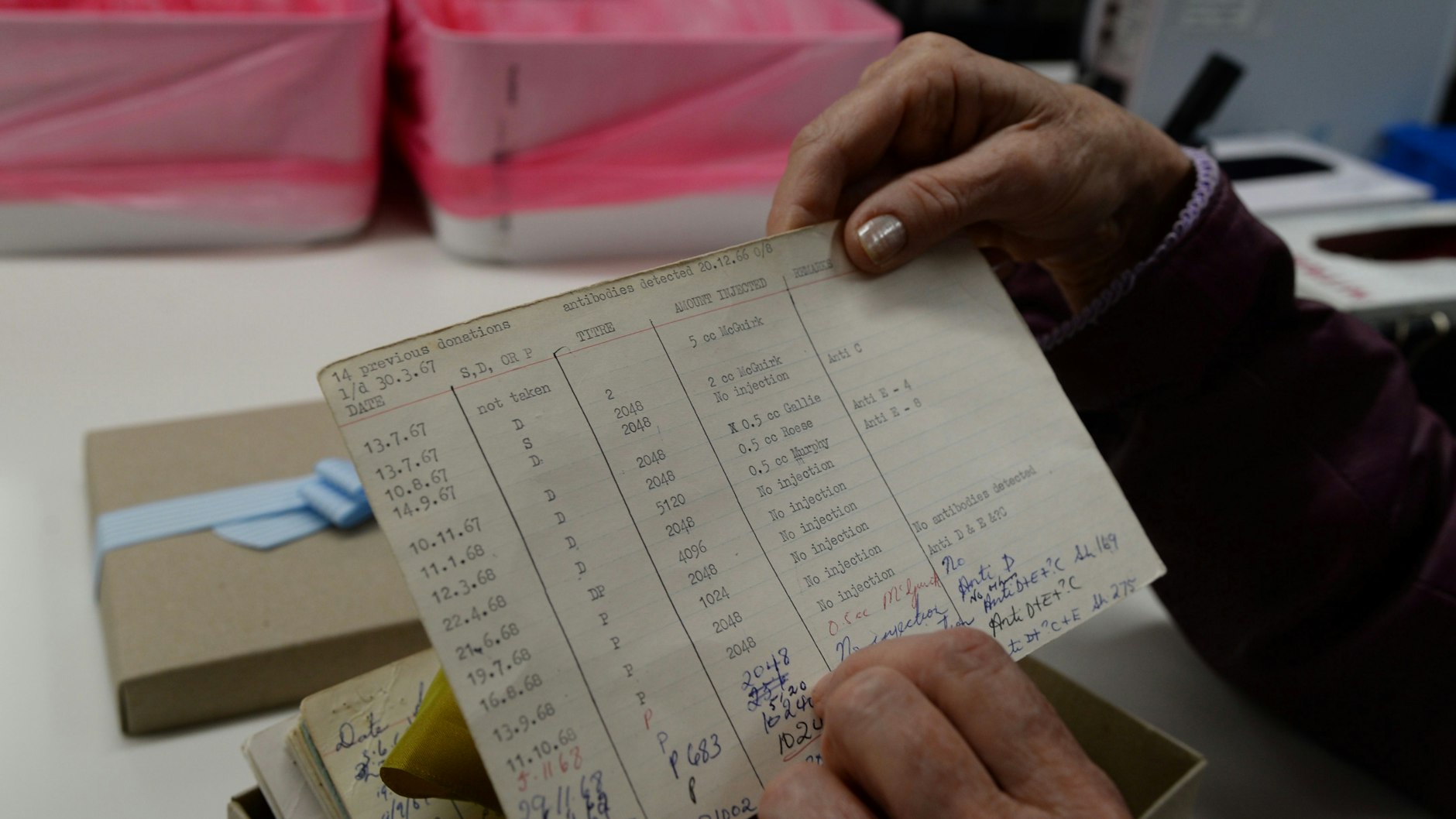 James Harrison hält die Unterlagen seiner ersten Blutspende aus dem Dezember 1966 in der Hand.