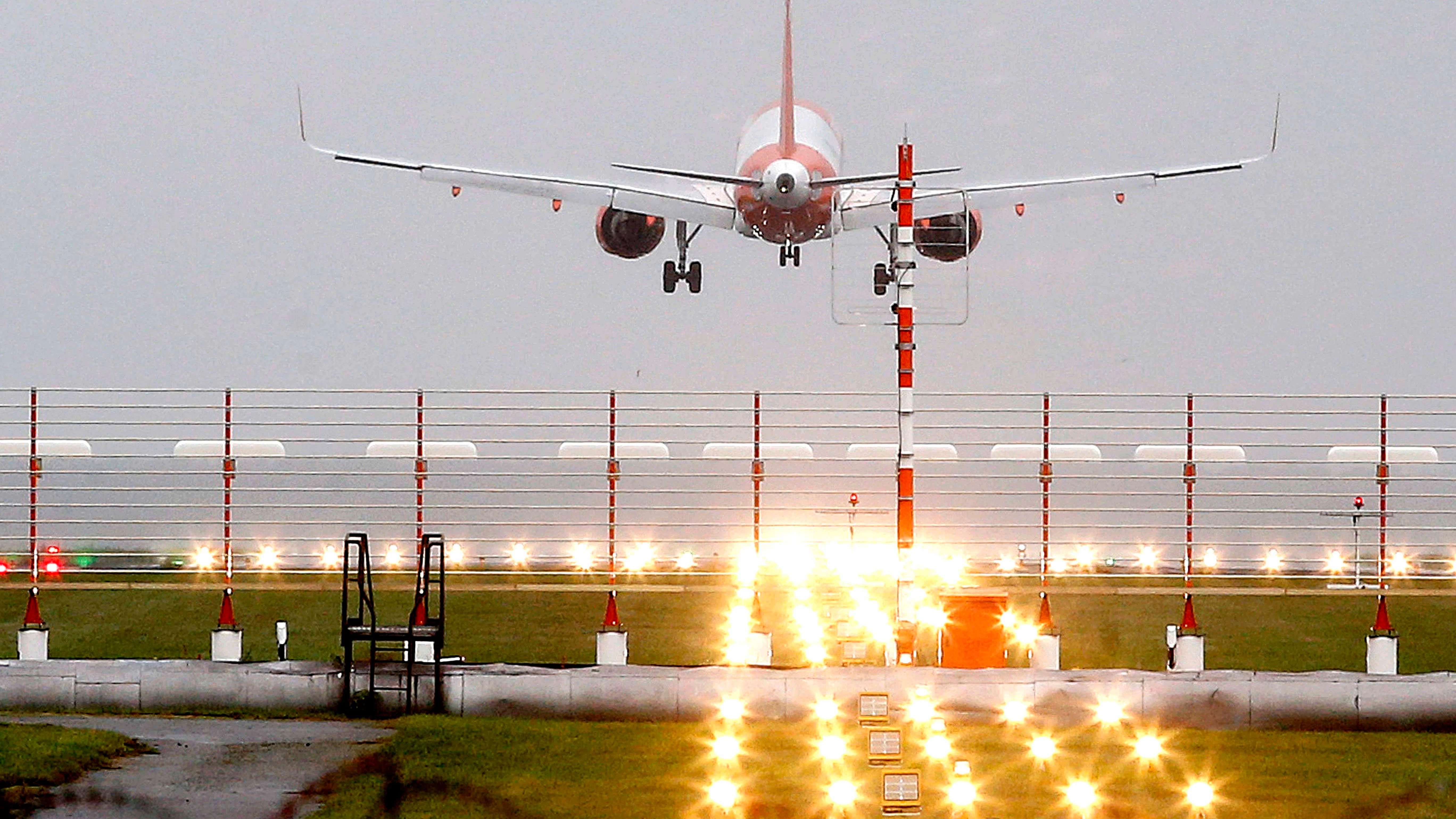 Mit diesen Leuchtfeuersystemen (bodengestützte Navigation) werden bisher die Flieger bei der Landung am BER eingewiesen. Danach sind auch die bestehenden Flugrouten ausgelegt. Ein neues System könnte diese ändern.