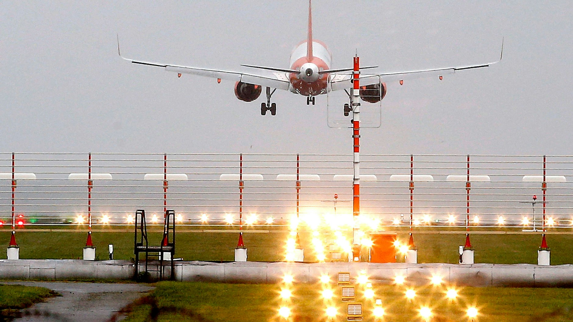 Mit diesen Leuchtfeuersystemen (bodengestützte Navigation) werden bisher die Flieger bei der Landung am BER eingewiesen. Danach sind auch die bestehenden Flugrouten ausgelegt. Ein neues System könnte diese ändern.