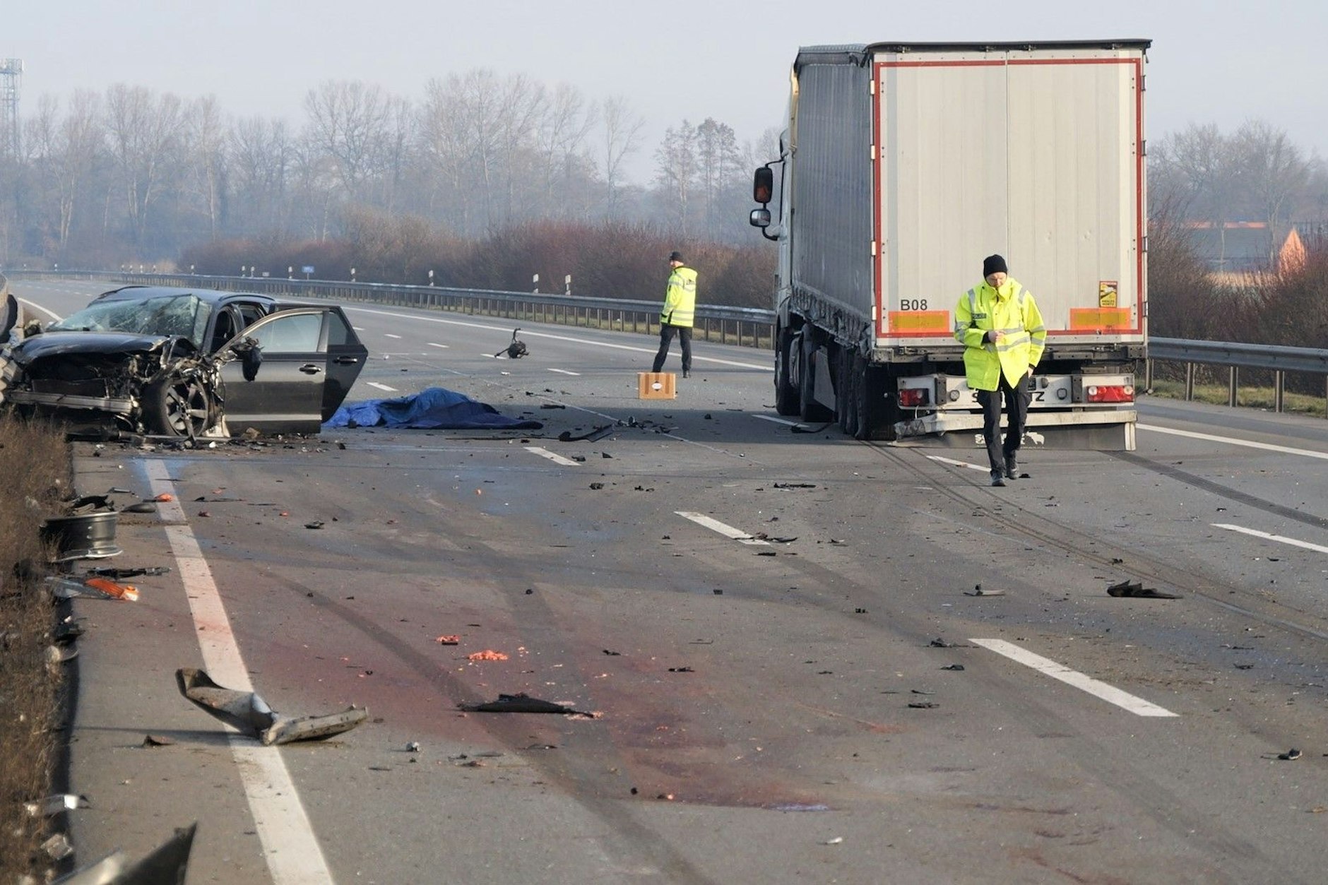 Niedersachsen, Dinklage: Bei Unfällen auf der A1 nahe Osnabrück sind zwei Menschen gestorben. Nach dem Zusammenstoß mit einem Sattelzug waren laut Polizei Autoinsassen aus ihrem Fahrzeug gestiegen und einer von ihnen wurde von einem anderen Auto erfasst und getötet. 