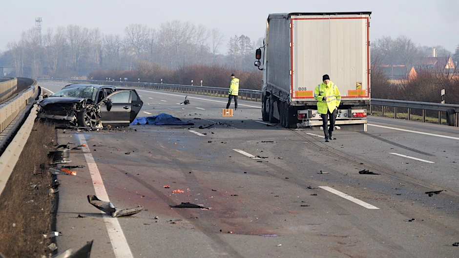 Niedersachsen, Dinklage: Bei Unfällen auf der A1 nahe Osnabrück sind zwei Menschen gestorben. Nach dem Zusammenstoß mit einem Sattelzug waren laut Polizei Autoinsassen aus ihrem Fahrzeug gestiegen und einer von ihnen wurde von einem anderen Auto erfasst und getötet. 