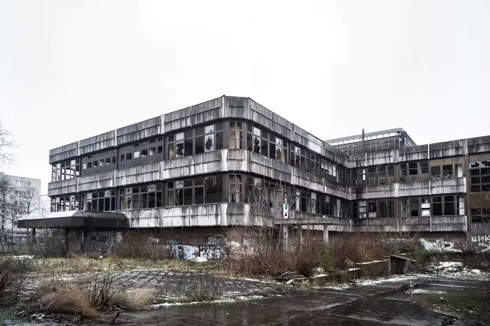 Die Rückseite des Konferenzzentrums, auf die Flüchtlinge blicken.