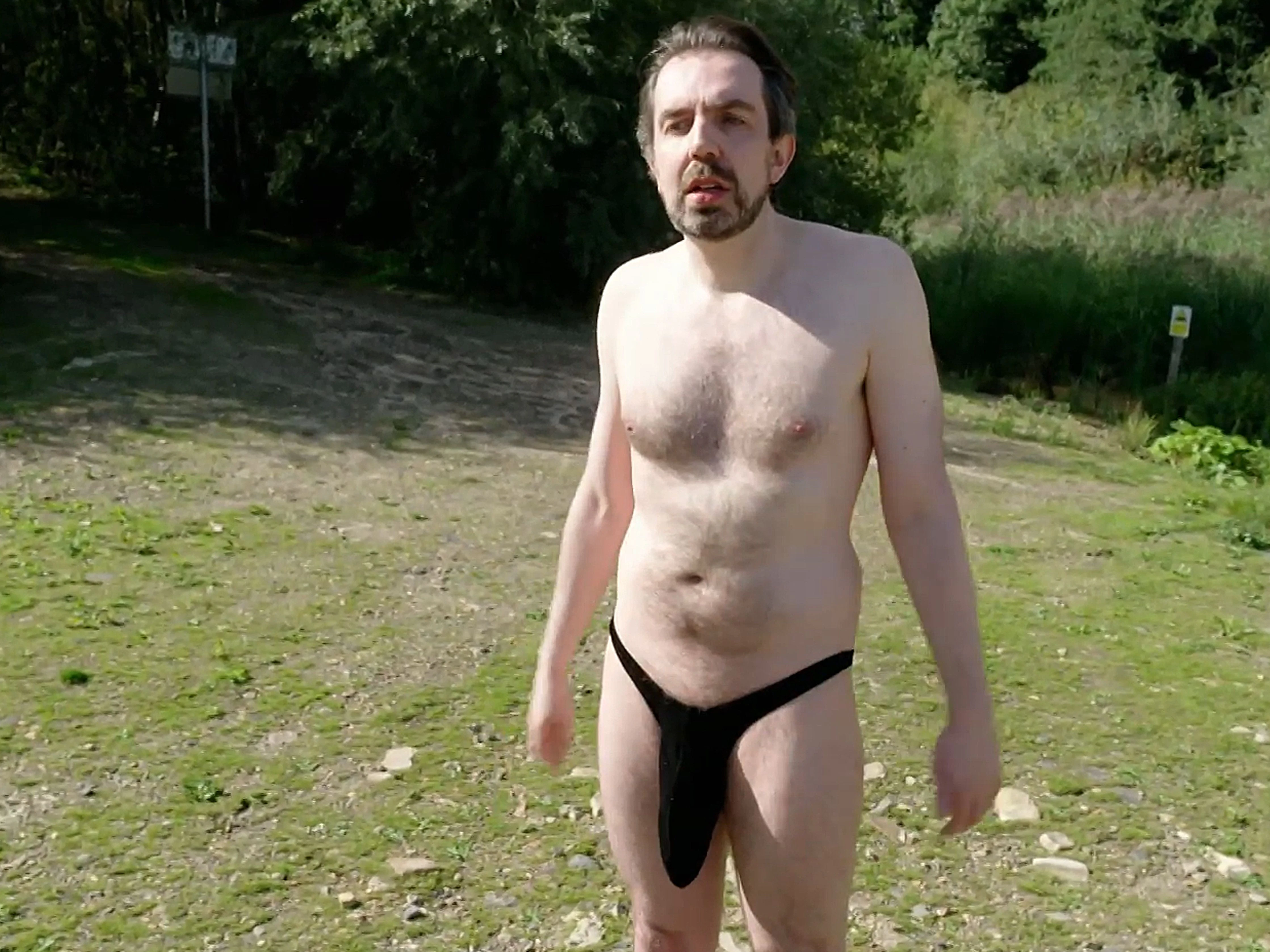 Baden geht Matt (39) lieber an abgelegenen Orten - mit seinem riesigen Penis steht der Brite zu seinem Leidwesen immer im Mittelpunkt.