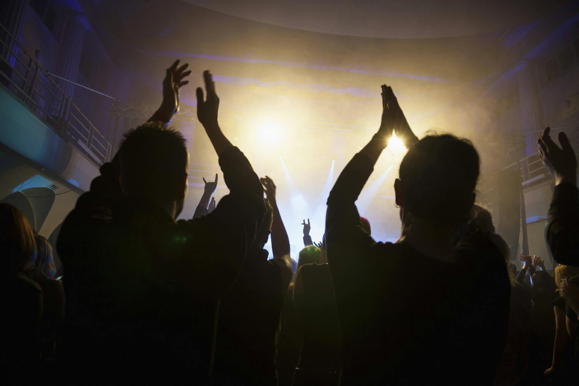 Gesänge auf der Tanzfläche können höchst politisch sein und für einen Skandal sorgen.