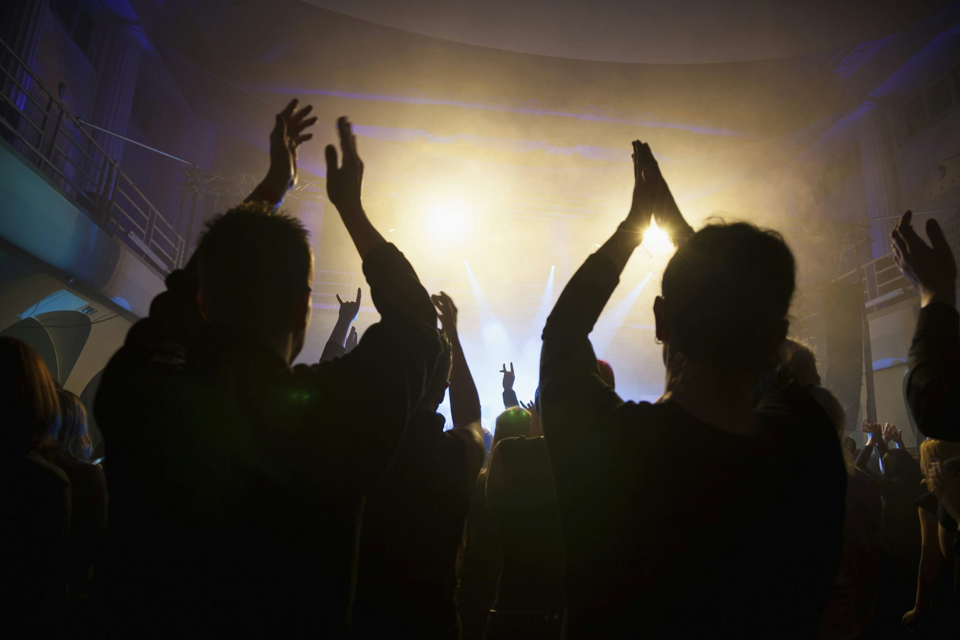 Gesänge auf der Tanzfläche können höchst politisch sein und für einen Skandal sorgen.