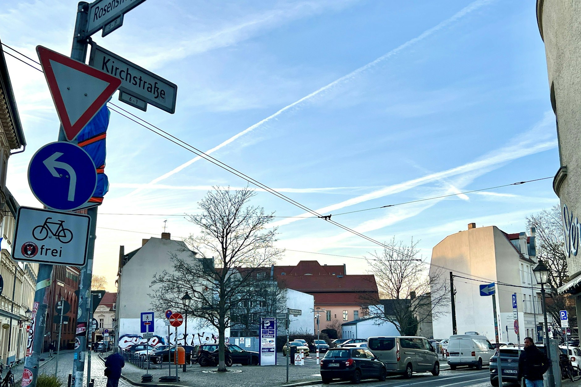 Der Parkplatz an der Kirchstraße in der Altstadt Köpenick ist derzeit nicht legal zu erreichen. Das sorgt für zusätzliches Verkehrschaos.