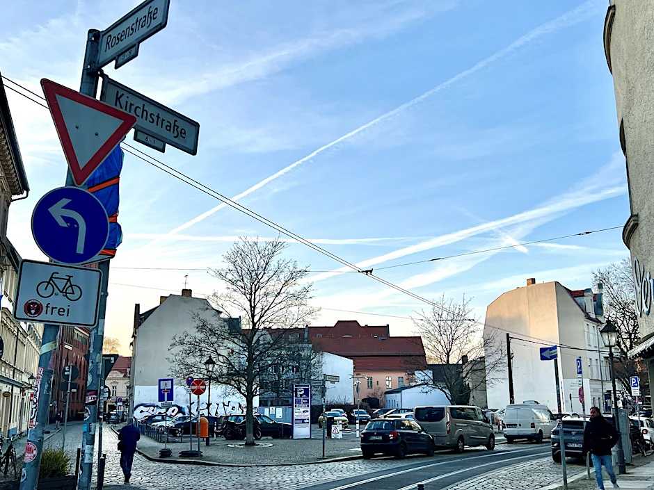 Der Parkplatz an der Kirchstraße in der Altstadt Köpenick ist derzeit nicht legal zu erreichen. Das sorgt für zusätzliches Verkehrschaos.