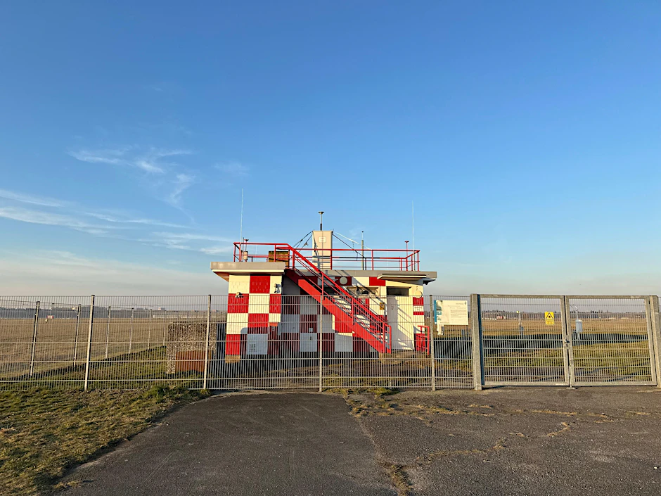 Die Berliner Pollenfalle wurde auf einem Gebäude des Wetterdienstes auf dem Tempelhofer Feld installiert.