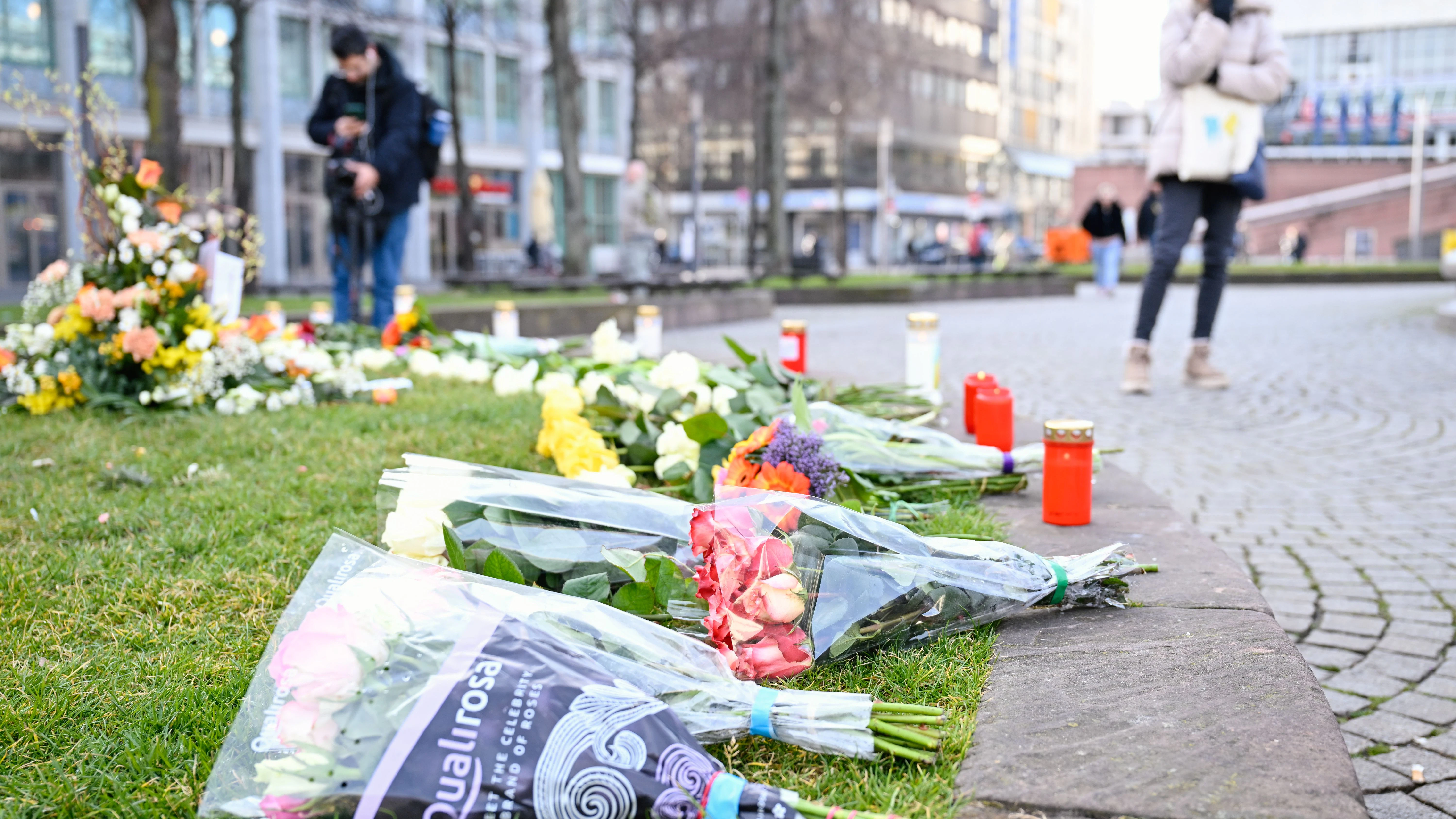Nach der Horror-Fahrt von Mannheim legten Passanten am Tatort Blumen nieder und zündeten Kerzen an.
