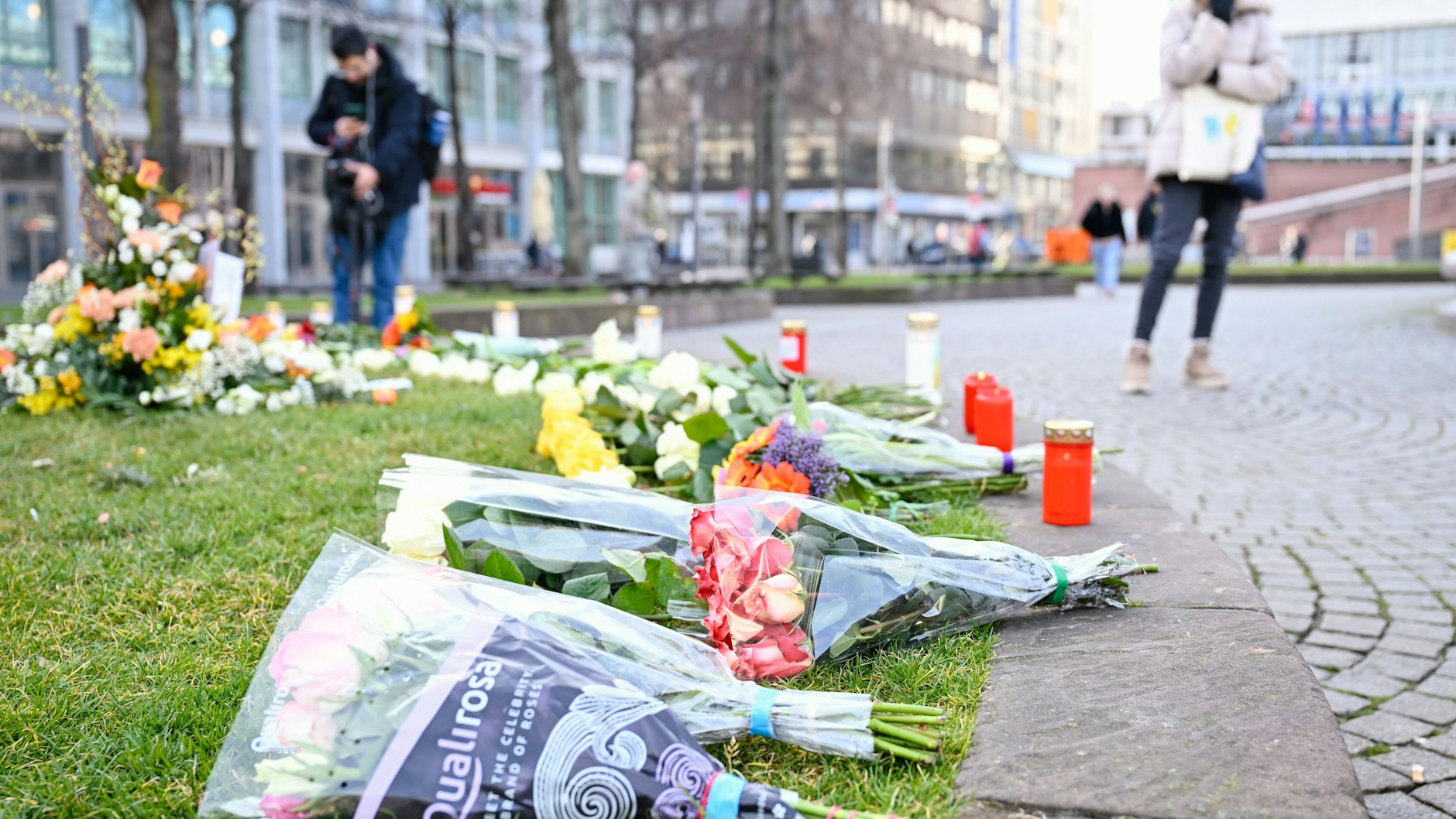 Nach der Horror-Fahrt von Mannheim legten Passanten am Tatort Blumen nieder und zündeten Kerzen an.
