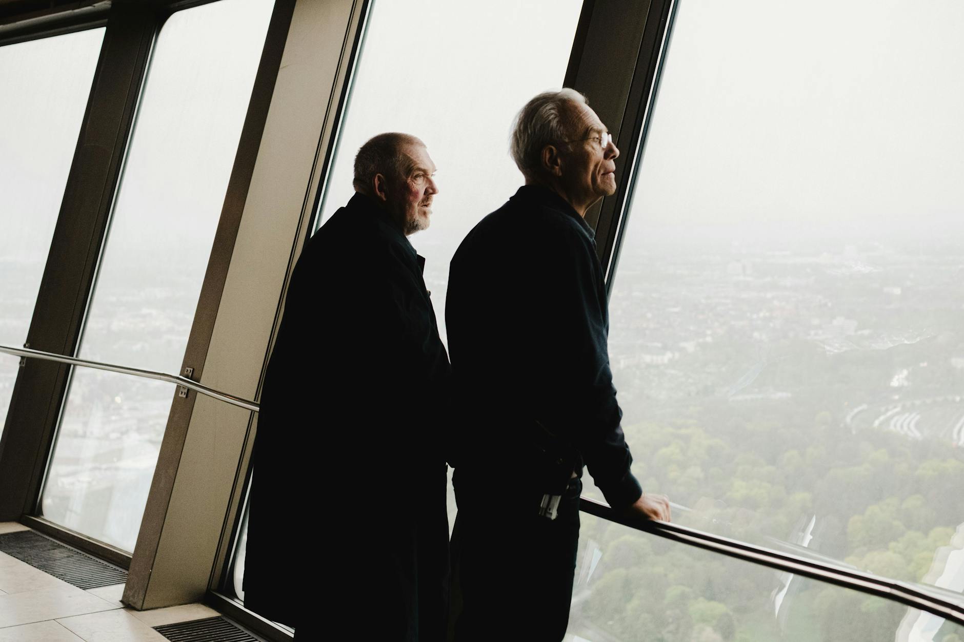Seit Mitte der 90er sind sie ein Team: Freddy Schenk (Dietmar Bär, l.) und Max Ballauf (Klaus J. Behrendt). Jetzt verschlägt sie ein Fall auf den Kölner Fernsehturm und in die Vergangenheit.