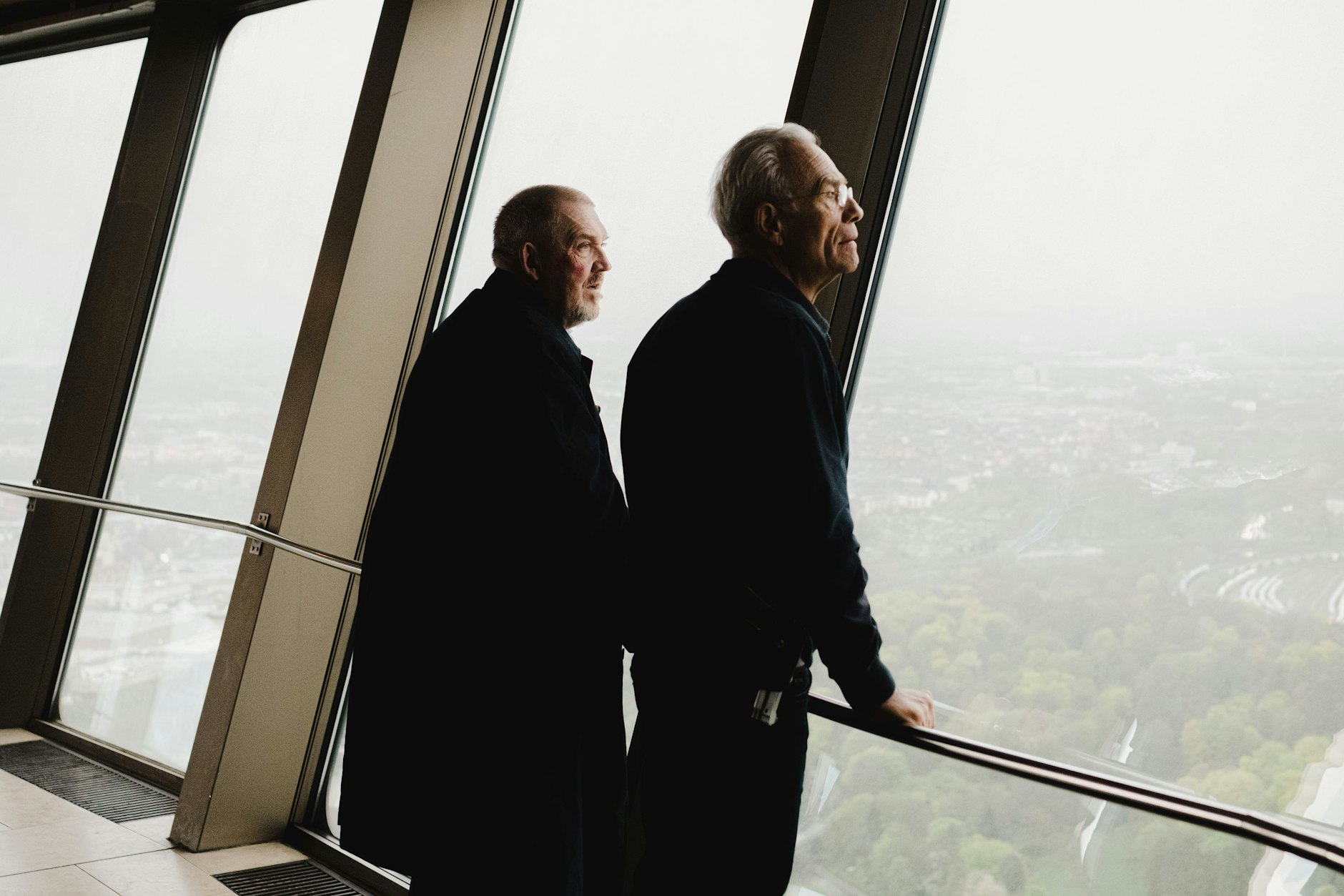 Seit Mitte der 90er sind sie ein Team: Freddy Schenk (Dietmar Bär, l.) und Max Ballauf (Klaus J. Behrendt). Jetzt verschlägt sie ein Fall auf den Kölner Fernsehturm und in die Vergangenheit.