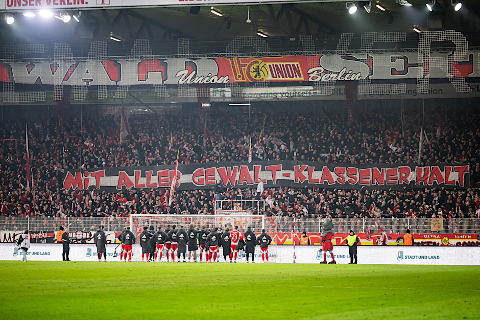 Eine sportliche, aber sicher keine politische Botschaft der Fans des 1. FC Union Berlin: „Mit aller Gewalt – Klassenerhalt“