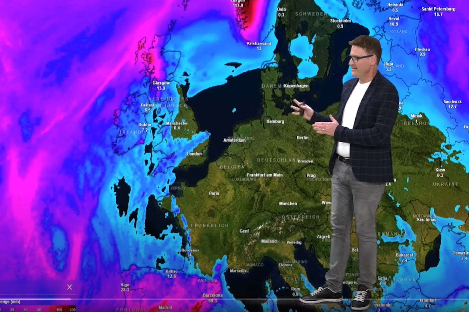 Auf der Wetterkarte: Diplom-Meteorologe Dominik Jung steht inmitten des Trockenlochs in Deutschland und Mitteleuropa.
