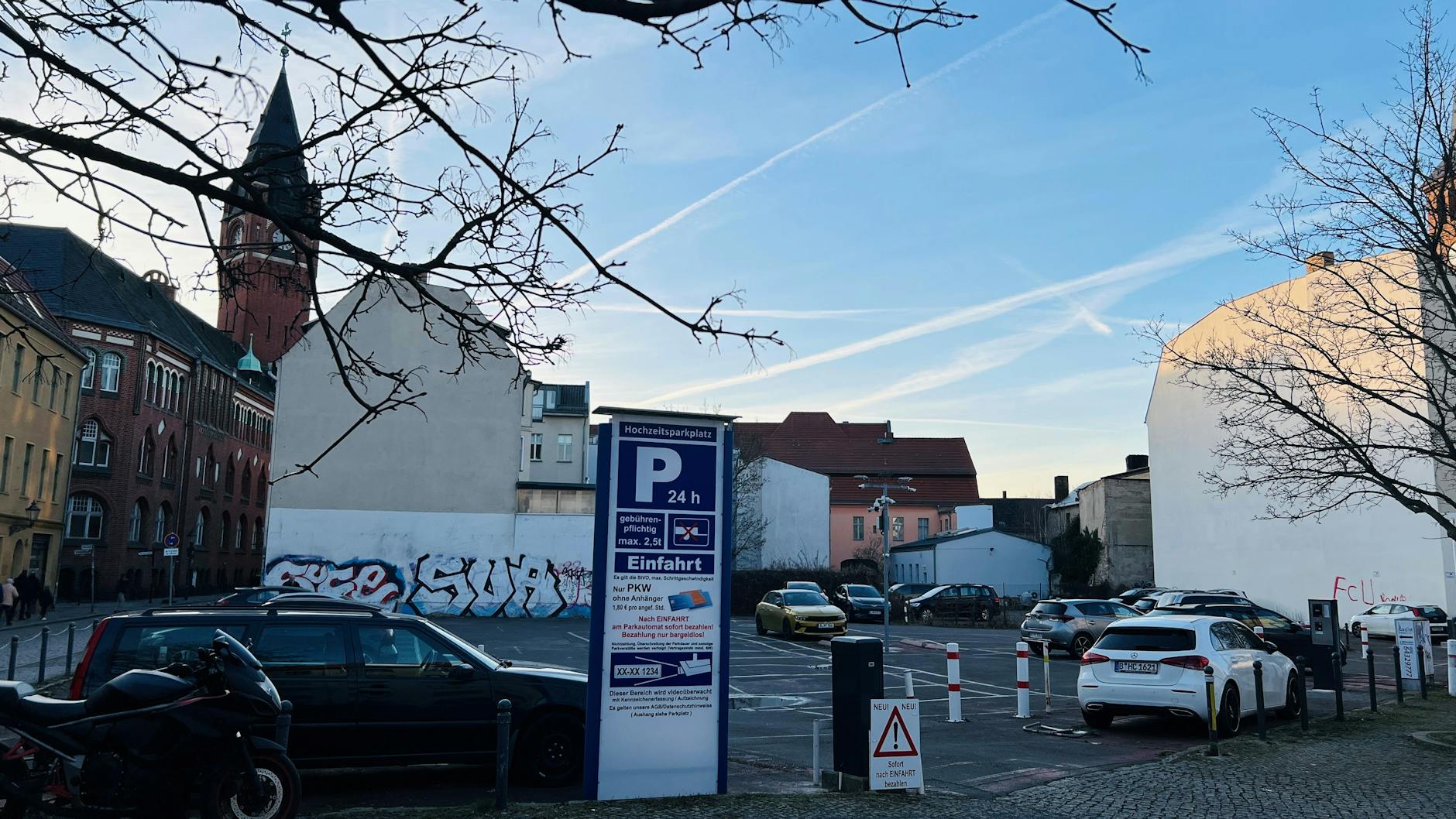 Wer auf diesem Parkplatz in der Altstadt Köpenick derzeit parken will, muss Verkehrsregeln missachten, um darauf zu kommen.