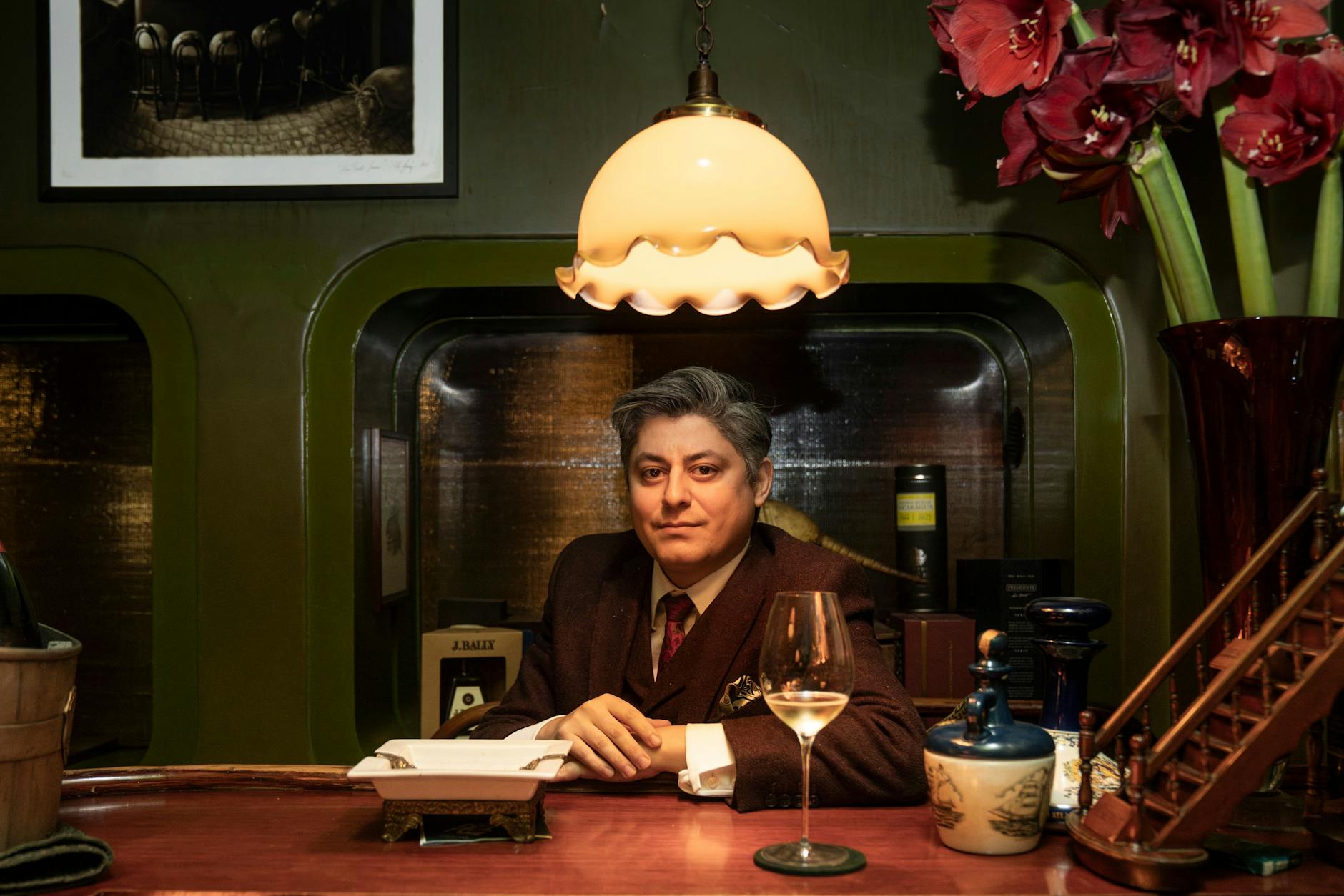 Ein prinzipienfester Charmeur, eine kindlich-verspielte Diva, ein formgewandter Kurator: Zahand Zamani, einer der beiden Inhaber der Bar Rum Trader.