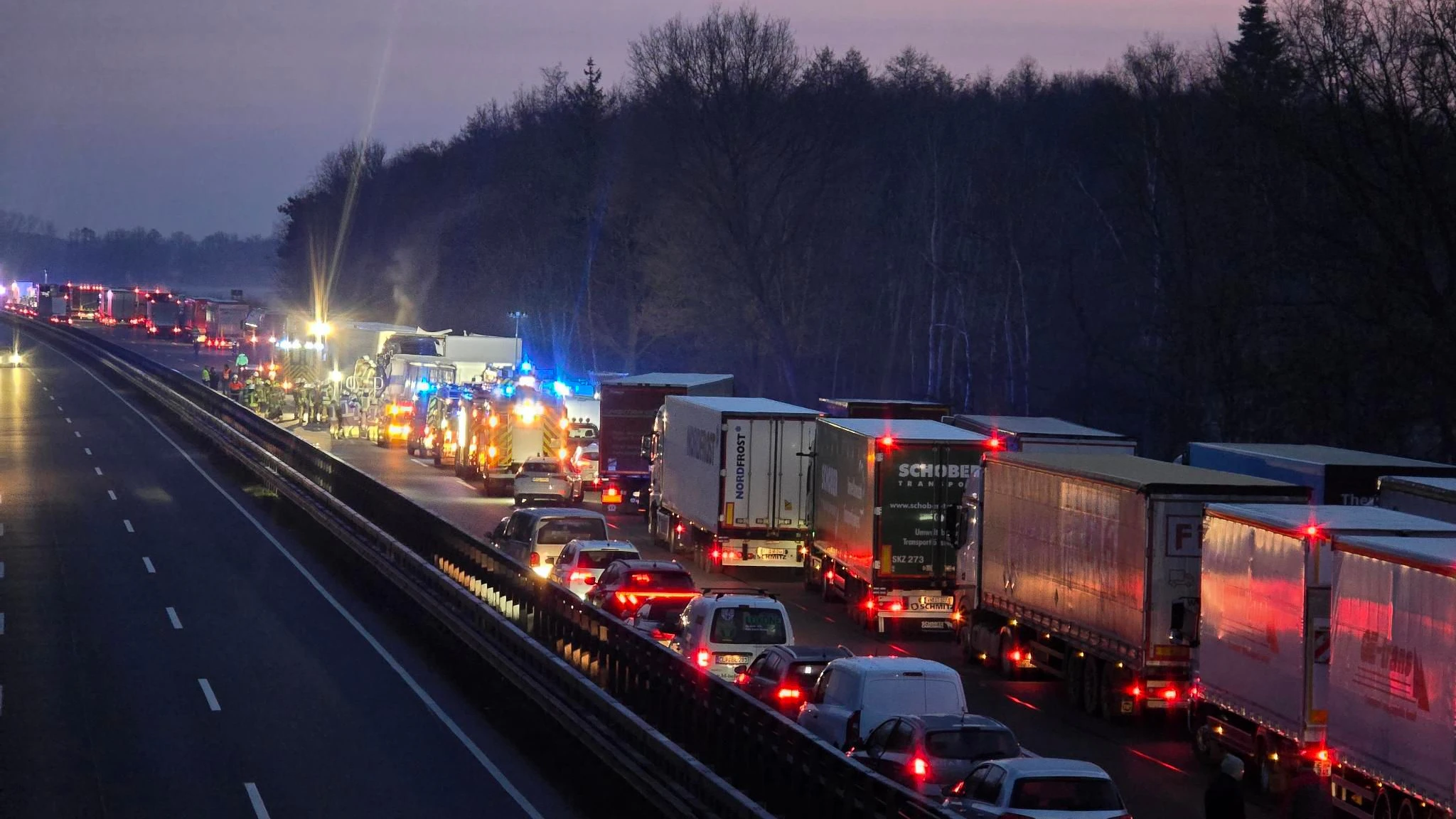 Fahrzeuge stauen sich am Dienstagmorgen nach Unfällen auf der Autobahn 1 bei Dinklage. 