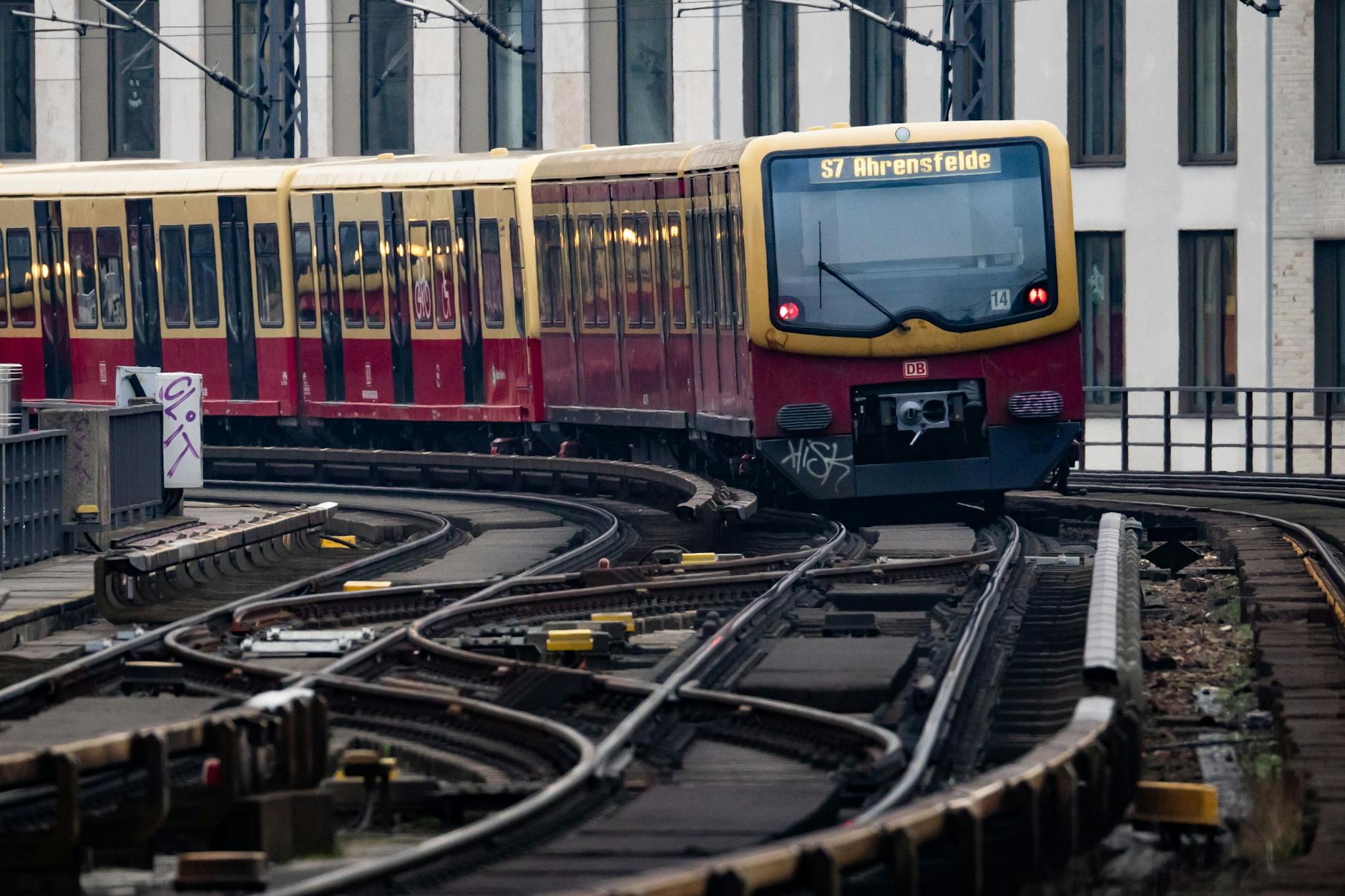 Die Bauarbeiten bei der Berliner S-Bahn verzögern sich.