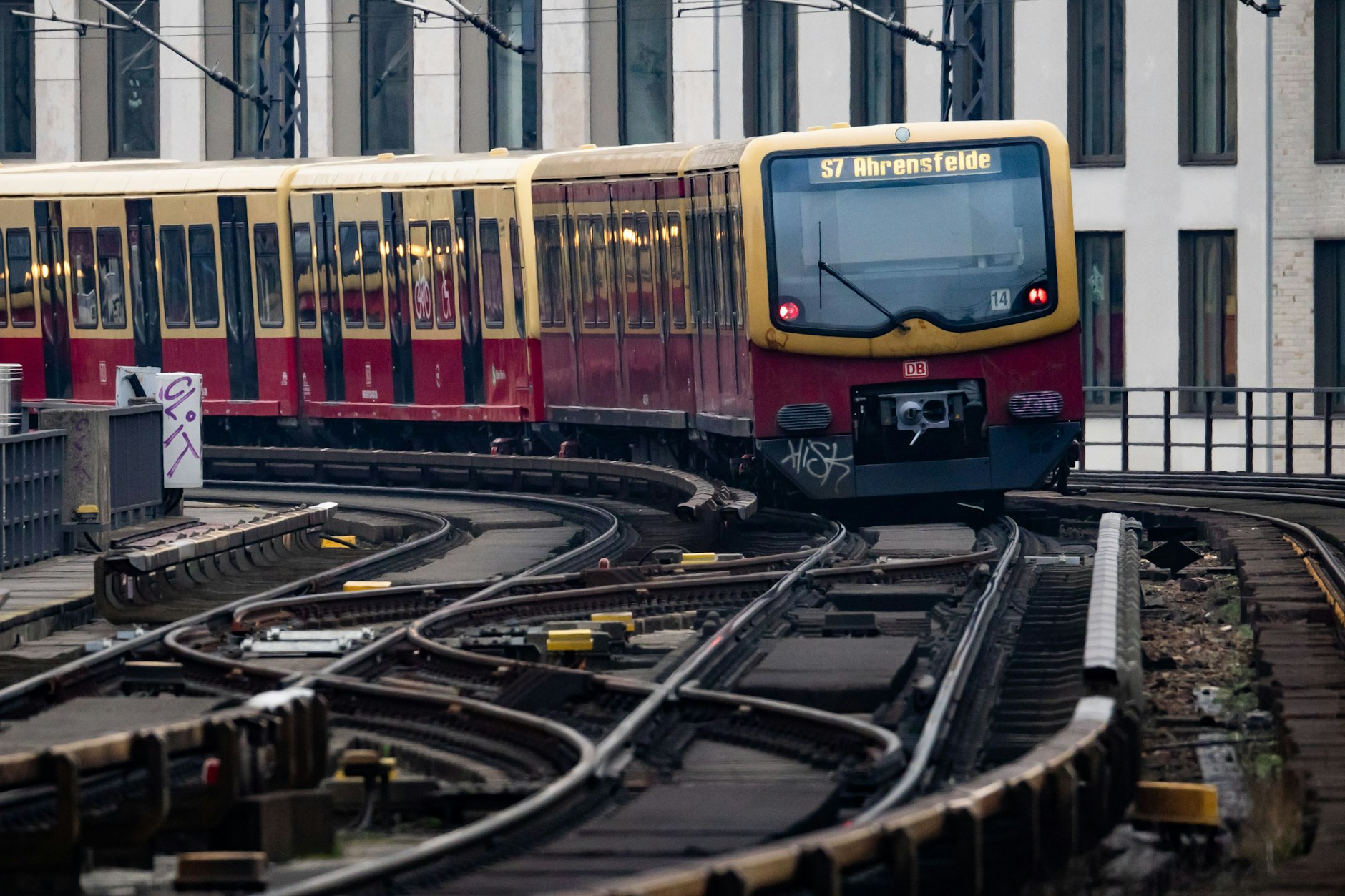 Die Bauarbeiten bei der Berliner S-Bahn verzögern sich.